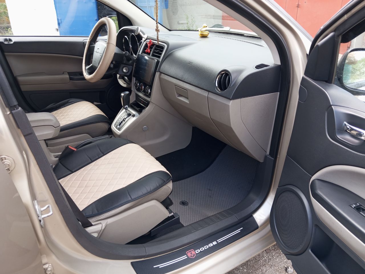 Продам свое личное авто dodge caliber 2010г. рестайлинг. 2.0 бензин, акпп-вариатор, пробег: 155т. в отличном состоянии, не бит, стекла оригинал, ухоженный, обслужен, гаражного хранения! двигатель, акпп, подвеска все отлично. сел и поехал! по кузову ок! abs, airbag, гур, круиз-контроль, кондиционер, эл/стекла-зеркала, подогрев, ц/замок, 2 ключа, магнитола android и т. д. салон хороший! документы в порядке, я владелец! продажа без номеров! ц: 800.000р. енакиево. +79493652755. - фотография - 6