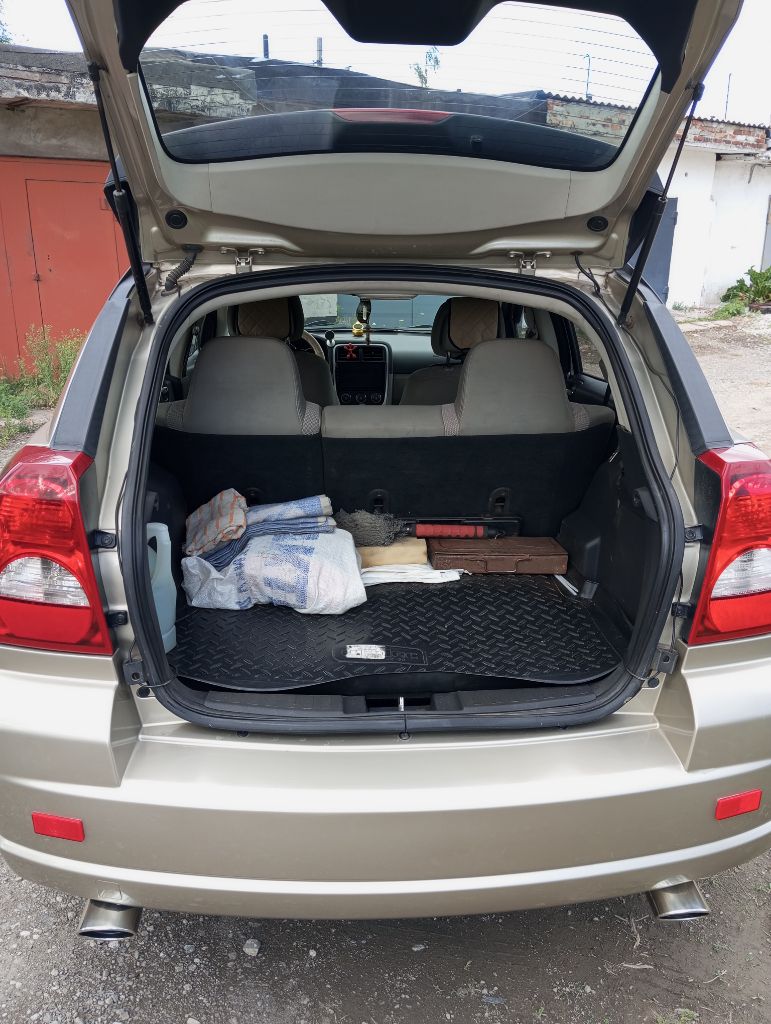 Продам свое личное авто dodge caliber 2010г. рестайлинг. 2.0 бензин, акпп-вариатор, пробег: 155т. в отличном состоянии, не бит, стекла оригинал, ухоженный, обслужен, гаражного хранения! двигатель, акпп, подвеска все отлично. сел и поехал! по кузову ок! abs, airbag, гур, круиз-контроль, кондиционер, эл/стекла-зеркала, подогрев, ц/замок, 2 ключа, магнитола android и т. д. салон хороший! документы в порядке, я владелец! продажа без номеров! ц: 800.000р. енакиево. +79493652755. - фотография - 7