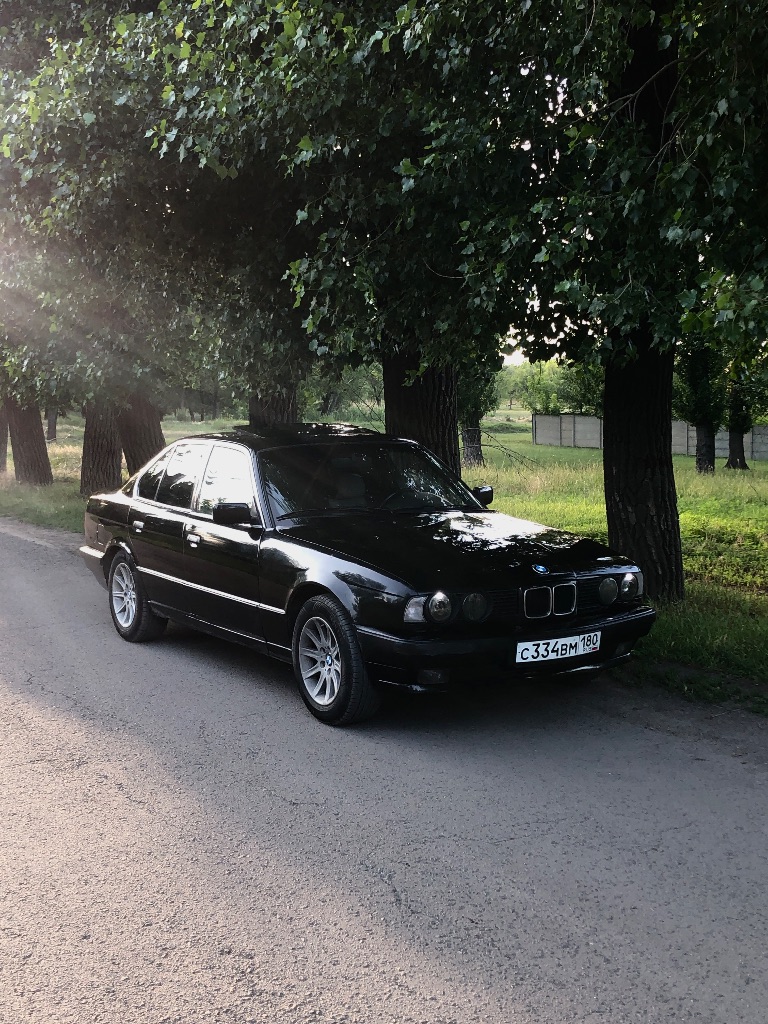 Bmw e34 m50b20 1992г. собственник, владею 2 года, до меня в одних руках. то каждые 5000 км. двигатель, коробка, ходовая в хорошем состоянии, машина обслужена, после последнего то 1300 км. отдаю с 2 комплектами дисков, лето свежее iron tyres, зима на дисках. комплект дорестового салона, руль. отдаю на рест салоне с красивым деревянным рулем в цвет деревянных вставок. из недавнего: свежий аккумулятор, амортизаторы, пружины, пыльники вкруг, сайлентблоки задней подвески, термостат, крышка-термостата, заменен антифриз. обмен, рассрочка не интересны. 450, хороший торг телефон: +79496061421 - фотография - 3