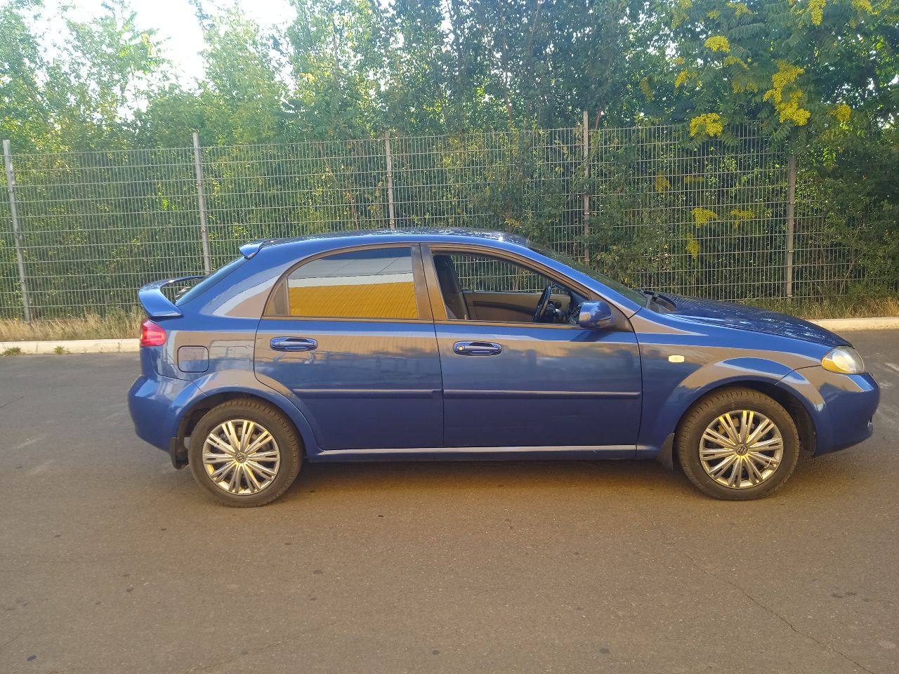 Продам шевроле лачетти 2007года выпуска, цена 450 000₽ торг, мотор 1,6l,109л, с, пробег 215тыс, авто в хорошем состоянии, что по кузову, что технически, шины зима r-15,комплектация: гидроусилитель руля, abs, четыре электростеклоподъёмника, шесть подушек безопасности кондиционер холодит, abc, подогрев зеркал заднего вида, музыка андроид, основной свет линза led, тонировка, сигнализация с автозапуском, обслужена вложений не требует, с документами порядок, три владельца по птс, интересующие вопросы по телефону, смотреть авто город, шахтёрск на стоянке поста гаи, тел +79495963046 - фотография - 13