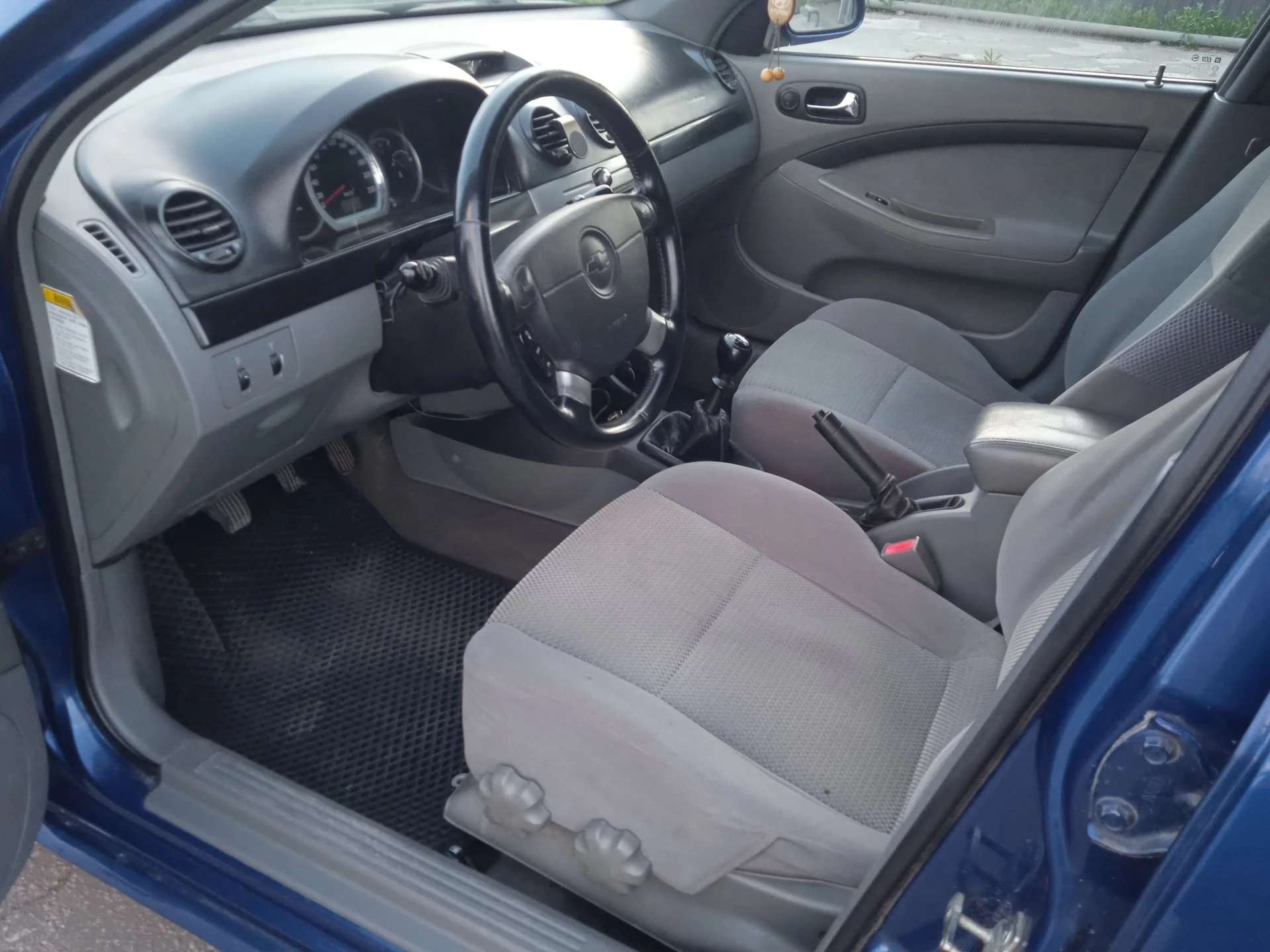 Продам шевроле лачетти 2007года выпуска 1,6l,109л, с, пробег 218тыс, авто в хорошем состоянии, что по кузову, что технически, шиы лето новые r-15, комплект зимних шины отдам в придачу, комплектация: гидроусилитель руля, abs, четыре электростеклоподъёмника, шесть подушек airbag, безопасности кондиционер холодит, подогрев зеркал заднего вида, музыка андроид, камера заднего вида, основной свет линза led, тонировка, сигнализация с обратной связью, обслужена вложений не требует, с документами порядок, три владельца по птс, интересующие вопросы по телефону, смотреть авто город, шахтёрск, тел +79495963046 цена 450рб, торг - фотография - 12
