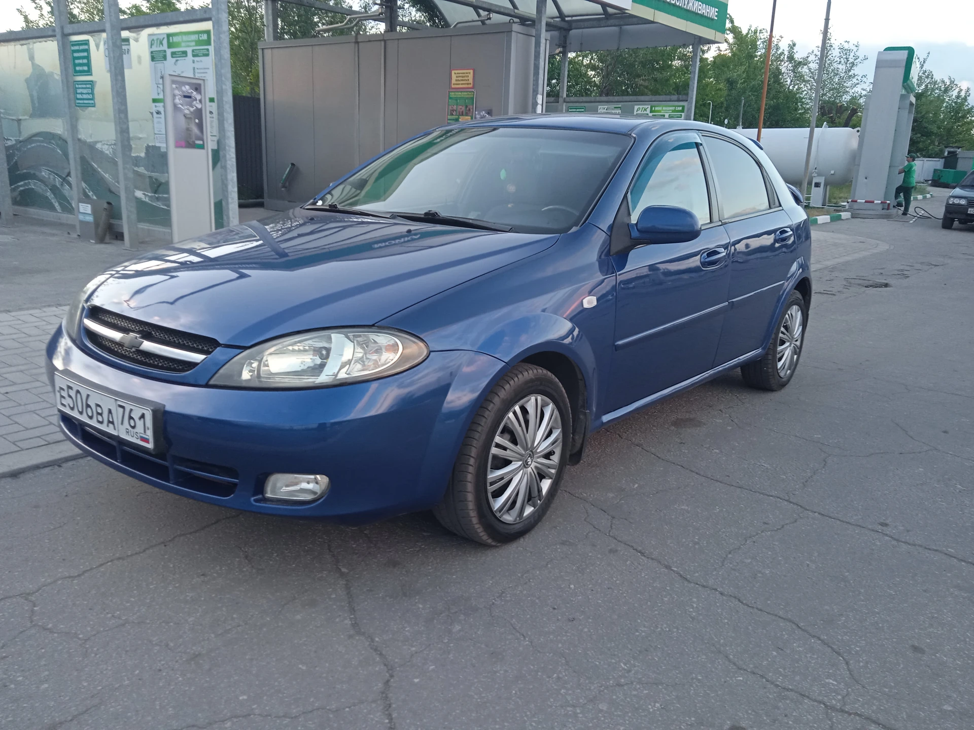 Продам шевроле лачетти 2007года выпуска 1,6l,109л, с, пробег 218тыс, авто в хорошем состоянии, что по кузову, что технически, шиы лето новые r-15, комплект зимних шины отдам в придачу, комплектация: гидроусилитель руля, abs, четыре электростеклоподъёмника, шесть подушек airbag, безопасности кондиционер холодит, подогрев зеркал заднего вида, музыка андроид, камера заднего вида, основной свет линза led, тонировка, сигнализация с обратной связью, обслужена вложений не требует, с документами порядок, три владельца по птс, интересующие вопросы по телефону, смотреть авто город, шахтёрск, тел +79495963046 цена 450рб, торг - фотография - 1
