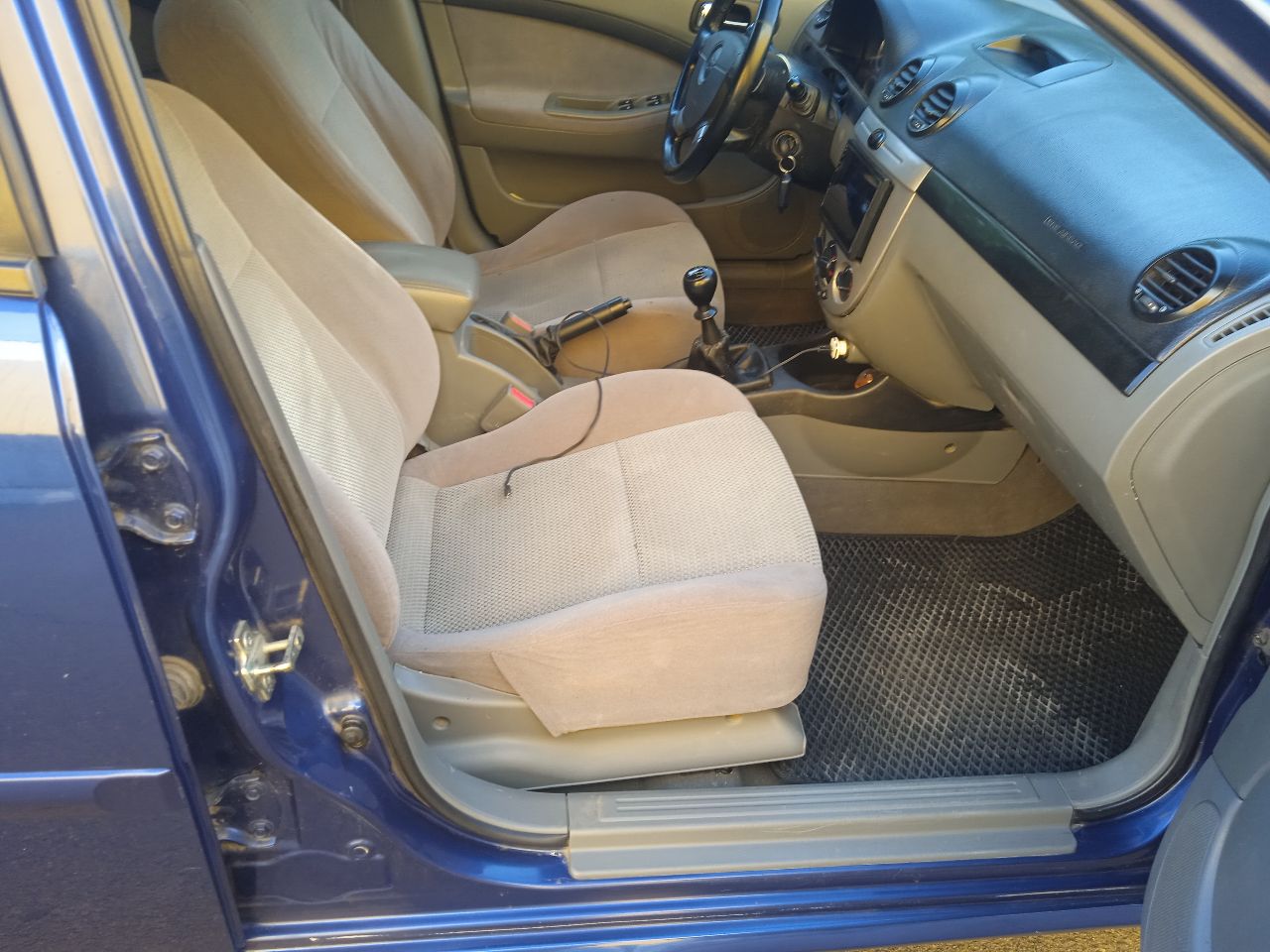 Продам шевроле лачетти 2007года выпуска, цена 450 000₽ торг, мотор 1,6l,109л, с, пробег 215тыс, авто в хорошем состоянии, что по кузову, что технически, шины зима r-15,комплектация: гидроусилитель руля, abs, четыре электростеклоподъёмника, шесть подушек безопасности кондиционер холодит, abc, подогрев зеркал заднего вида, музыка андроид, основной свет линза led, тонировка, сигнализация с автозапуском, обслужена вложений не требует, с документами порядок, три владельца по птс, интересующие вопросы по телефону, смотреть авто город, шахтёрск на стоянке поста гаи, тел +79495963046 - фотография - 9