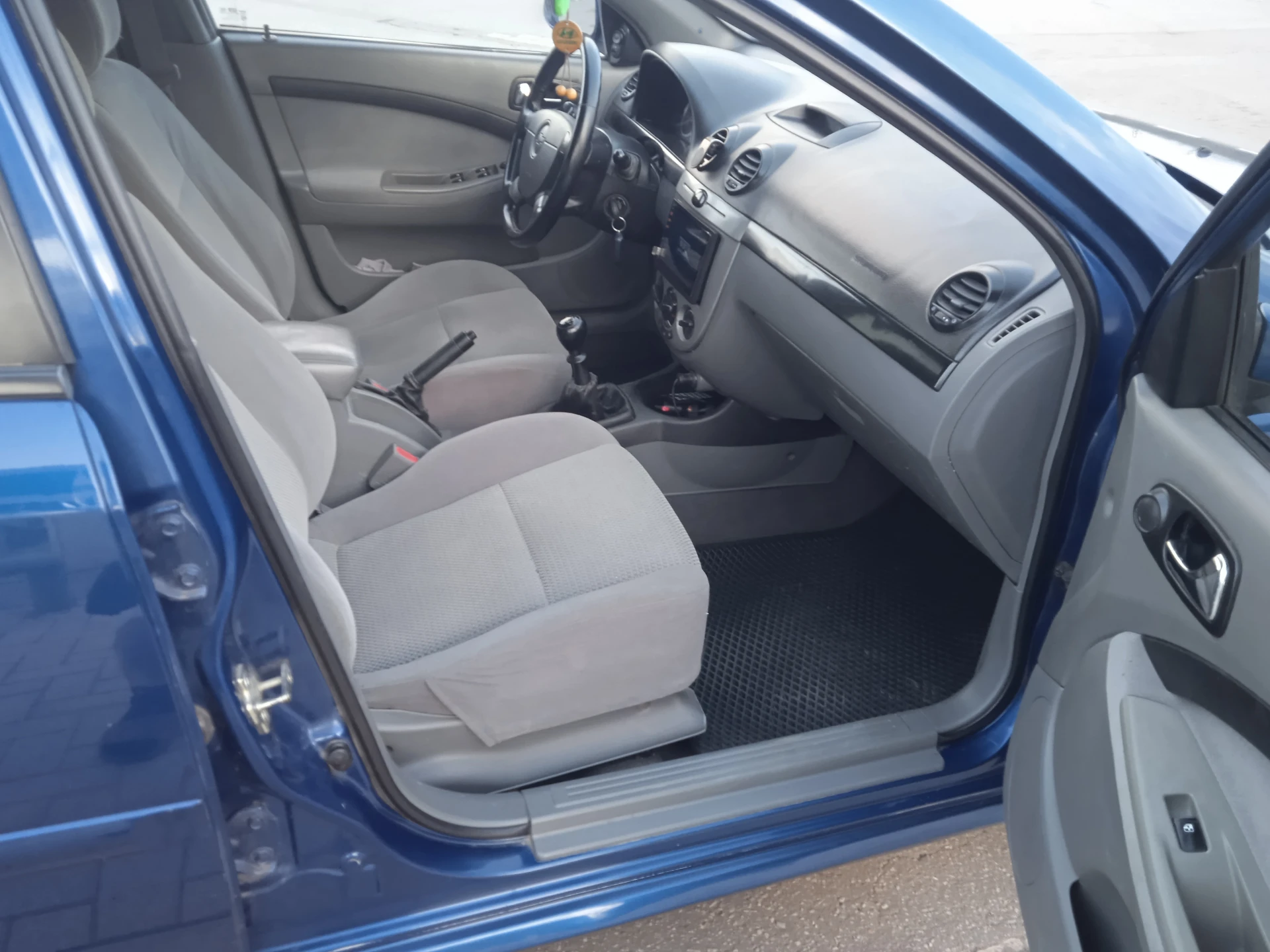 Продам шевроле лачетти 2007года выпуска 1,6l,109л, с, пробег 218тыс, авто в хорошем состоянии, что по кузову, что технически, шиы лето новые r-15, комплект зимних шины отдам в придачу, комплектация: гидроусилитель руля, abs, четыре электростеклоподъёмника, шесть подушек airbag, безопасности кондиционер холодит, подогрев зеркал заднего вида, музыка андроид, камера заднего вида, основной свет линза led, тонировка, сигнализация с обратной связью, обслужена вложений не требует, с документами порядок, три владельца по птс, интересующие вопросы по телефону, смотреть авто город, шахтёрск, тел +79495963046 цена 450рб, торг - фотография - 6