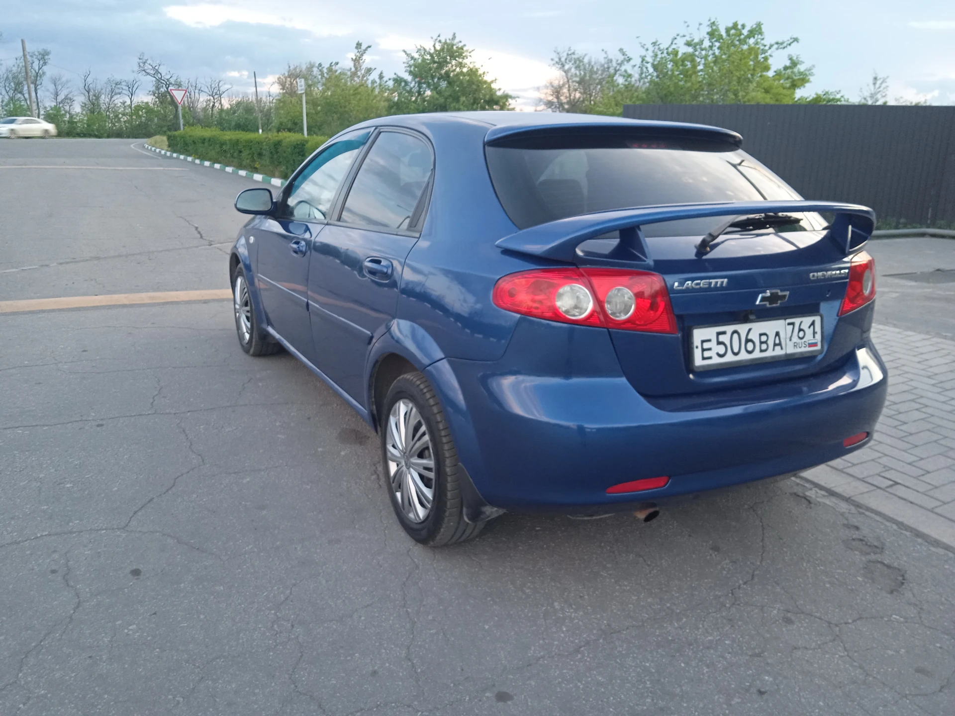 Продам шевроле лачетти 2007года выпуска 1,6l,109л, с, пробег 218тыс, авто в хорошем состоянии, что по кузову, что технически, шиы лето новые r-15, комплект зимних шины отдам в придачу, комплектация: гидроусилитель руля, abs, четыре электростеклоподъёмника, шесть подушек airbag, безопасности кондиционер холодит, подогрев зеркал заднего вида, музыка андроид, камера заднего вида, основной свет линза led, тонировка, сигнализация с обратной связью, обслужена вложений не требует, с документами порядок, три владельца по птс, интересующие вопросы по телефону, смотреть авто город, шахтёрск, тел +79495963046 цена 450рб, торг - фотография - 3