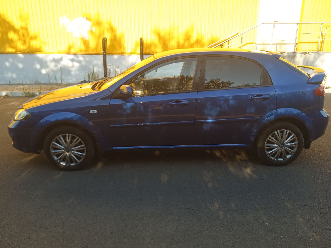 Продам шевроле лачетти 2007года выпуска, цена 450 000₽ торг, мотор 1,6l,109л, с, пробег 215тыс, авто в хорошем состоянии, что по кузову, что технически, шины зима r-15,комплектация: гидроусилитель руля, abs, четыре электростеклоподъёмника, шесть подушек безопасности кондиционер холодит, abc, подогрев зеркал заднего вида, музыка андроид, основной свет линза led, тонировка, сигнализация с автозапуском, обслужена вложений не требует, с документами порядок, три владельца по птс, интересующие вопросы по телефону, смотреть авто город, шахтёрск на стоянке поста гаи, тел +79495963046 - фотография - 14