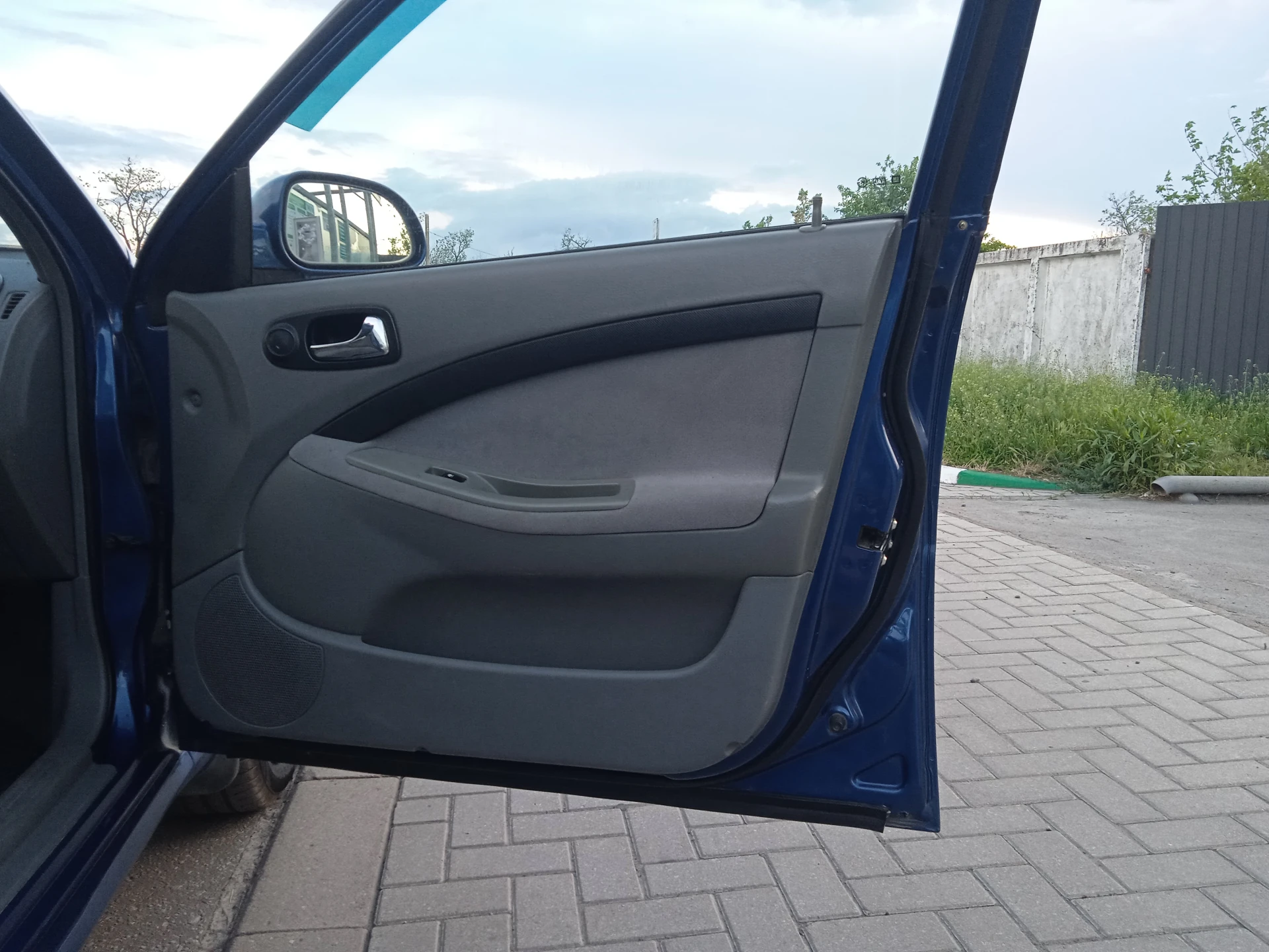Продам шевроле лачетти 2007года выпуска 1,6l,109л, с, пробег 218тыс, авто в хорошем состоянии, что по кузову, что технически, шиы лето новые r-15, комплект зимних шины отдам в придачу, комплектация: гидроусилитель руля, abs, четыре электростеклоподъёмника, шесть подушек airbag, безопасности кондиционер холодит, подогрев зеркал заднего вида, музыка андроид, камера заднего вида, основной свет линза led, тонировка, сигнализация с обратной связью, обслужена вложений не требует, с документами порядок, три владельца по птс, интересующие вопросы по телефону, смотреть авто город, шахтёрск, тел +79495963046 цена 450рб, торг - фотография - 7