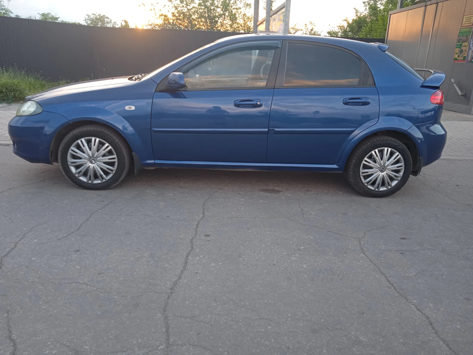 Продам шевроле лачетти 2007года выпуска 1,6l,109л, с, пробег 218тыс, авто в хорошем состоянии, что по кузову, что технически, шиы лето новые r-15, комплект зимних шины отдам в придачу, комплектация: гидроусилитель руля, abs, четыре электростеклоподъёмника, шесть подушек airbag, безопасности кондиционер холодит, подогрев зеркал заднего вида, музыка андроид, камера заднего вида, основной свет линза led, тонировка, сигнализация с обратной связью, обслужена вложений не требует, с документами порядок, три владельца по птс, интересующие вопросы по телефону, смотреть авто город, шахтёрск, тел +79495963046 цена 450рб, торг - фотография - 5