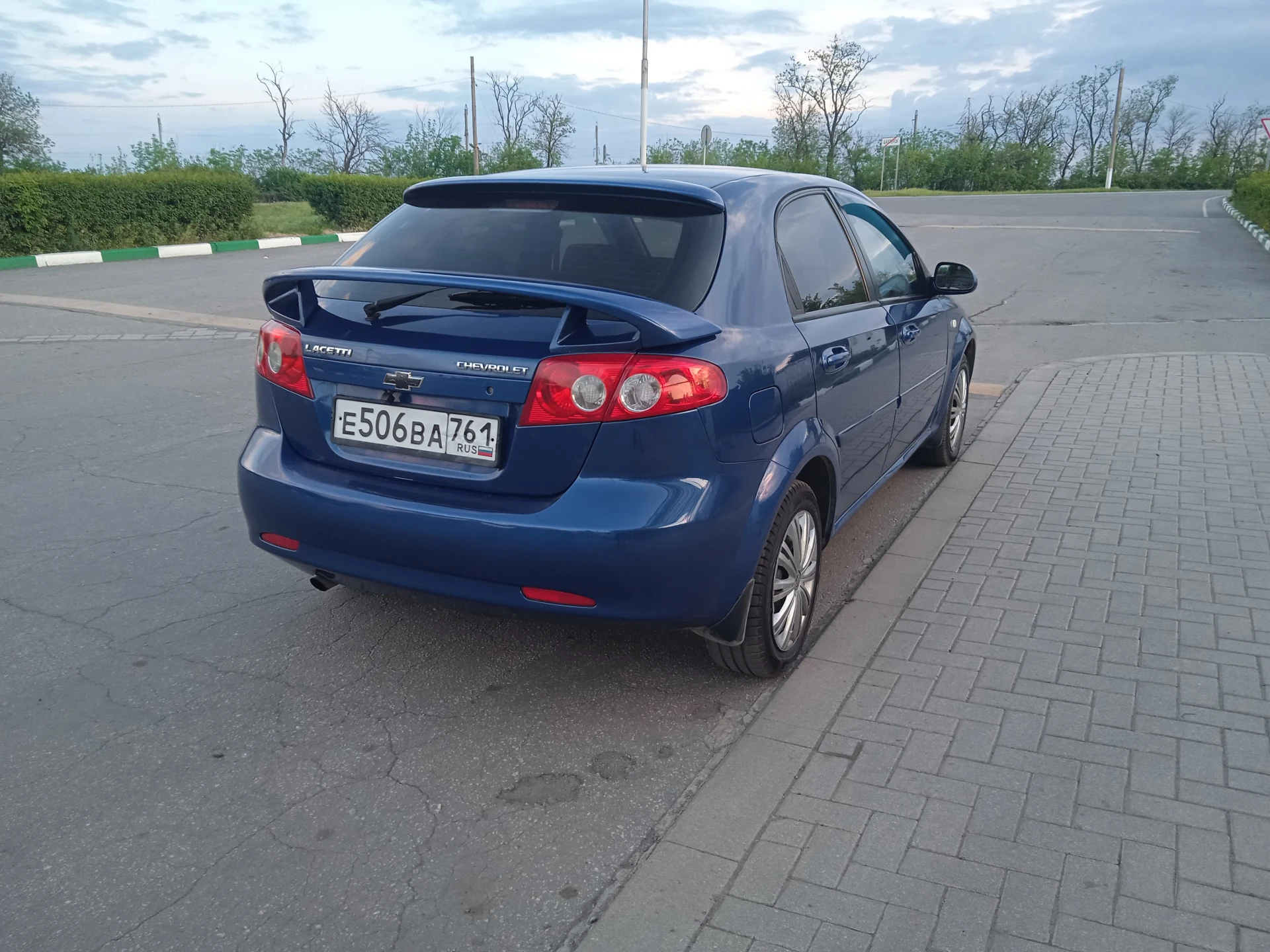 Продам шевроле лачетти 2007года выпуска 1,6l,109л, с, пробег 218тыс, авто в хорошем состоянии, что по кузову, что технически, шиы лето новые r-15, комплект зимних шины отдам в придачу, комплектация: гидроусилитель руля, abs, четыре электростеклоподъёмника, шесть подушек airbag, безопасности кондиционер холодит, подогрев зеркал заднего вида, музыка андроид, камера заднего вида, основной свет линза led, тонировка, сигнализация с обратной связью, обслужена вложений не требует, с документами порядок, три владельца по птс, интересующие вопросы по телефону, смотреть авто город, шахтёрск, тел +79495963046 цена 450рб, торг - фотография - 4