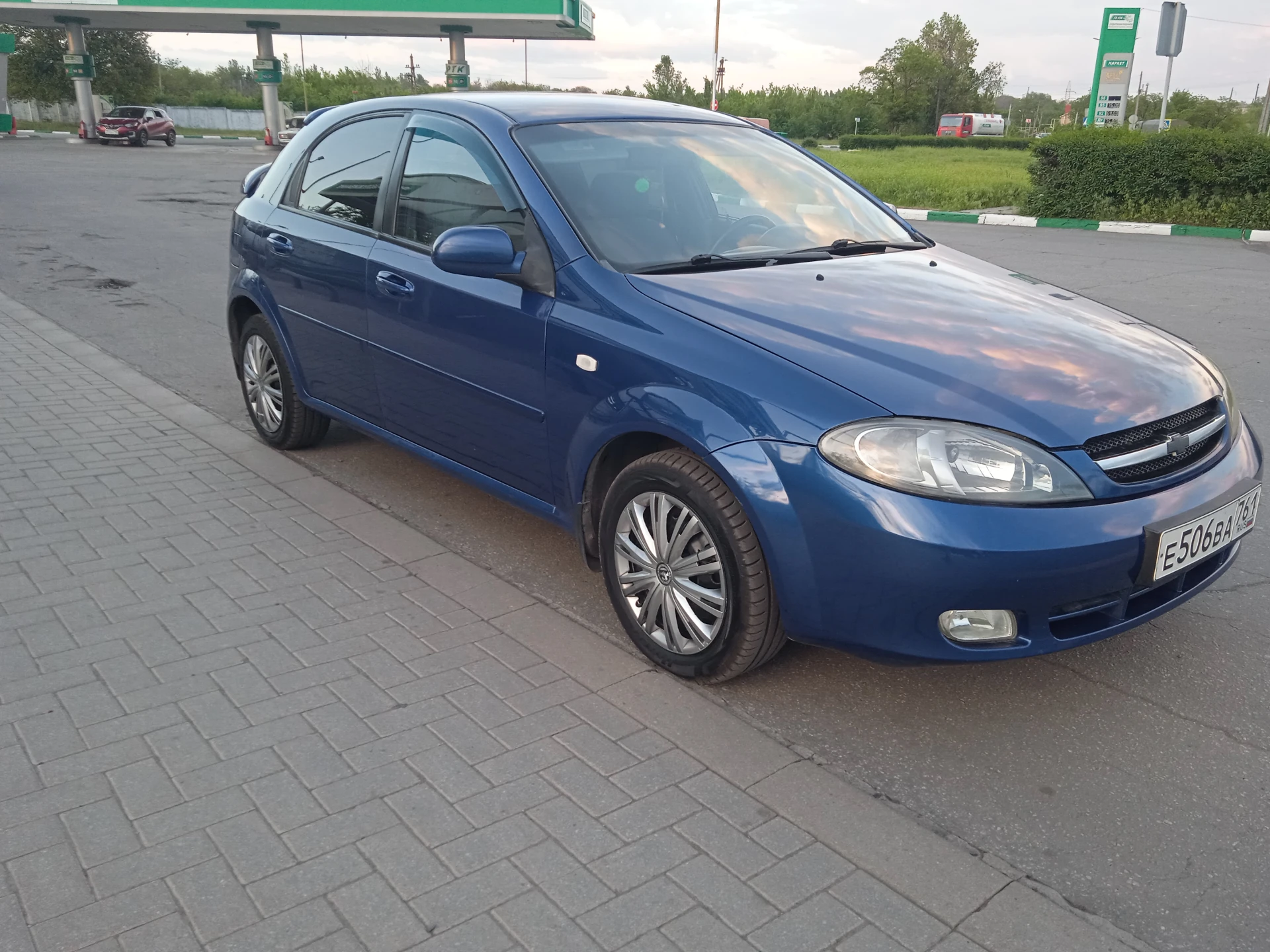 Продам шевроле лачетти 2007года выпуска 1,6l,109л, с, пробег 218тыс, авто в хорошем состоянии, что по кузову, что технически, шиы лето новые r-15, комплект зимних шины отдам в придачу, комплектация: гидроусилитель руля, abs, четыре электростеклоподъёмника, шесть подушек airbag, безопасности кондиционер холодит, подогрев зеркал заднего вида, музыка андроид, камера заднего вида, основной свет линза led, тонировка, сигнализация с обратной связью, обслужена вложений не требует, с документами порядок, три владельца по птс, интересующие вопросы по телефону, смотреть авто город, шахтёрск, тел +79495963046 цена 450рб, торг - фотография - 2