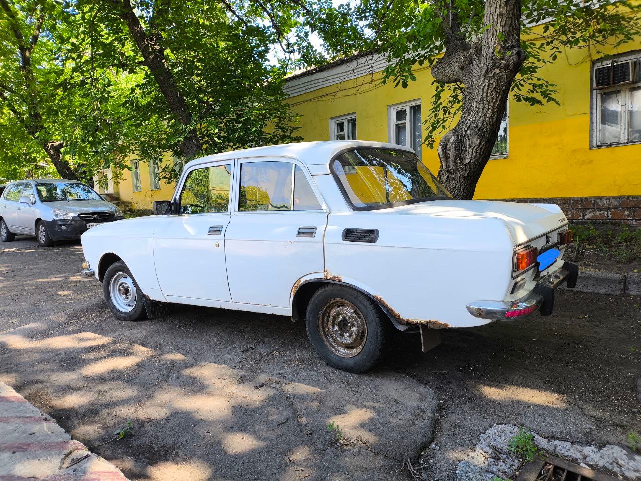 Москвич 2140, двигатель азлк 1,5 карбюратор новый дааз 2107, новый бензонасос, корзина, диск сцепления тоже новые выжимной подшипник шариковый вместо графитового, гбц проточено и установленно всё новое, в фарах установлены светодиодные лампы, дополнительный свет заднего хода тоже светодиодный, в салоне установлена автономка, цена 100 тыс. руб, торг +7 949 941 5607 - фотография - 2