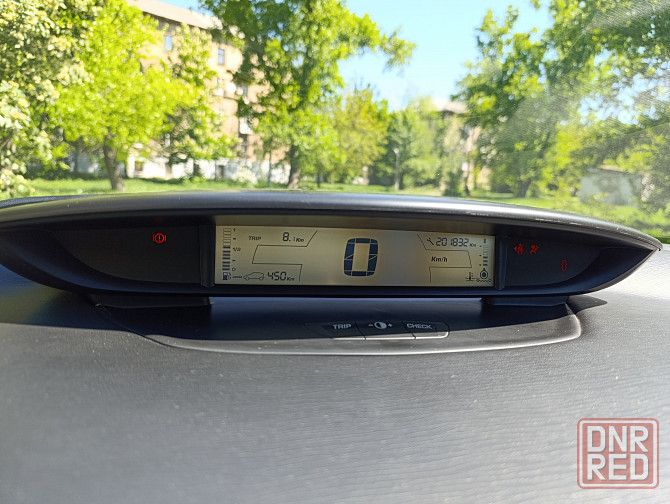 Ситроен с4 2006г, хорошее, цена - 550 000 р. без торга. машина технически исправна, куплена в 2012 году, пробег родной. в такси не эксплуатировалась. недавно заменены: катушка зажигания, генератор (оригинал), бензонасос (оригинал), тросики ручника. на 180 000 км заменены: грм, помпа, термостат, радиатор кондиционера (кондиционер работает), рулевая рейка (немного туже в управлении, чем новая). требуют замены задние стойки. кузов: заменены пороги, перекрашена задняя дверь. сигнализация работает. своевременное обслуживание. непрокуренный салон. летние шины на дисках, комплект стальных дисков. комплект зимних шипованных шин на легкосплавных дисках. второй ключ. ( г. донецк, г. макеевка, г. ясиноватая +7949 323 13 78) - фотография - 5