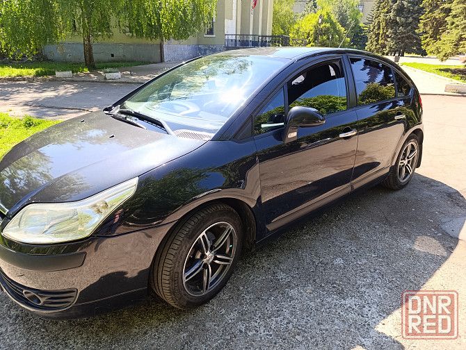 Ситроен с4 2006г, хорошее, цена - 550 000 р. без торга. машина технически исправна, куплена в 2012 году, пробег родной. в такси не эксплуатировалась. недавно заменены: катушка зажигания, генератор (оригинал), бензонасос (оригинал), тросики ручника. на 180 000 км заменены: грм, помпа, термостат, радиатор кондиционера (кондиционер работает), рулевая рейка (немного туже в управлении, чем новая). требуют замены задние стойки. кузов: заменены пороги, перекрашена задняя дверь. сигнализация работает. своевременное обслуживание. непрокуренный салон. летние шины на дисках, комплект стальных дисков. комплект зимних шипованных шин на легкосплавных дисках. второй ключ. ( г. донецк, г. макеевка, г. ясиноватая +7949 323 13 78) - фотография - 4