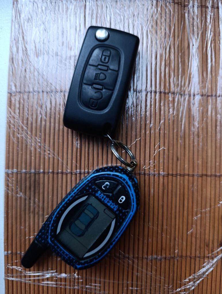 Ситроен с4 2006г, хорошее, цена - 550 000 р. без торга. машина технически исправна, куплена в 2012 году, пробег родной. в такси не эксплуатировалась. недавно заменены: катушка зажигания, генератор (оригинал), бензонасос (оригинал), тросики ручника. на 180 000 км заменены: грм, помпа, термостат, радиатор кондиционера (кондиционер работает), рулевая рейка (немного туже в управлении, чем новая). требуют замены задние стойки. кузов: заменены пороги, перекрашена задняя дверь. сигнализация работает. своевременное обслуживание. непрокуренный салон. летние шины на дисках, комплект стальных дисков. комплект зимних шипованных шин на легкосплавных дисках. второй ключ. ( г. донецк, г. макеевка, г. ясиноватая +7949 323 13 78) - фотография - 8