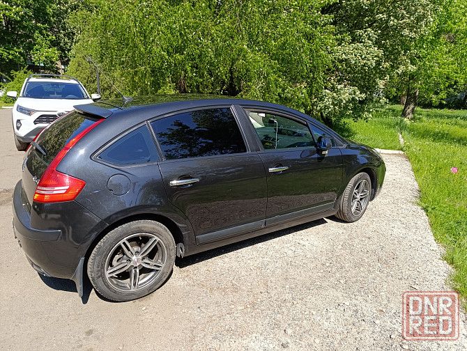 Ситроен с4 2006г, хорошее, цена - 550 000 р. без торга. машина технически исправна, куплена в 2012 году, пробег родной. в такси не эксплуатировалась. недавно заменены: катушка зажигания, генератор (оригинал), бензонасос (оригинал), тросики ручника. на 180 000 км заменены: грм, помпа, термостат, радиатор кондиционера (кондиционер работает), рулевая рейка (немного туже в управлении, чем новая). требуют замены задние стойки. кузов: заменены пороги, перекрашена задняя дверь. сигнализация работает. своевременное обслуживание. непрокуренный салон. летние шины на дисках, комплект стальных дисков. комплект зимних шипованных шин на легкосплавных дисках. второй ключ. ( г. донецк, г. макеевка, г. ясиноватая +7949 323 13 78) - фотография - 11