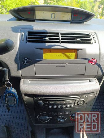 Ситроен с4 2006г, хорошее, цена - 550 000 р. без торга. машина технически исправна, куплена в 2012 году, пробег родной. в такси не эксплуатировалась. недавно заменены: катушка зажигания, генератор (оригинал), бензонасос (оригинал), тросики ручника. на 180 000 км заменены: грм, помпа, термостат, радиатор кондиционера (кондиционер работает), рулевая рейка (немного туже в управлении, чем новая). требуют замены задние стойки. кузов: заменены пороги, перекрашена задняя дверь. сигнализация работает. своевременное обслуживание. непрокуренный салон. летние шины на дисках, комплект стальных дисков. комплект зимних шипованных шин на легкосплавных дисках. второй ключ. ( г. донецк, г. макеевка, г. ясиноватая +7949 323 13 78) - фотография - 23