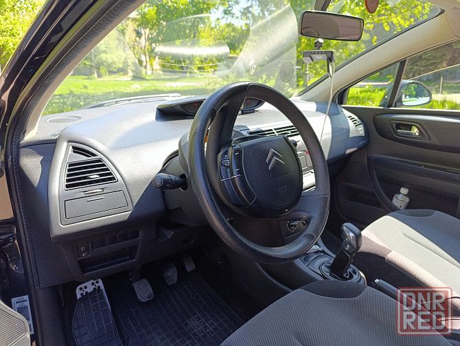 Ситроен с4 2006г, хорошее, цена - 550 000 р. без торга. машина технически исправна, куплена в 2012 году, пробег родной. в такси не эксплуатировалась. недавно заменены: катушка зажигания, генератор (оригинал), бензонасос (оригинал), тросики ручника. на 180 000 км заменены: грм, помпа, термостат, радиатор кондиционера (кондиционер работает), рулевая рейка (немного туже в управлении, чем новая). требуют замены задние стойки. кузов: заменены пороги, перекрашена задняя дверь. сигнализация работает. своевременное обслуживание. непрокуренный салон. летние шины на дисках, комплект стальных дисков. комплект зимних шипованных шин на легкосплавных дисках. второй ключ. ( г. донецк, г. макеевка, г. ясиноватая +7949 323 13 78) - фотография - 14