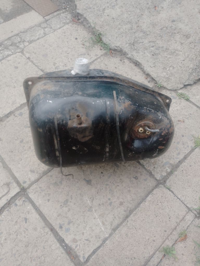 Продам бензобак б у ваз 2104 целый. цена 2.500.т руб. тел +79493918856.головка ваз 2105рабочяя с крышкой в месте цена 15 т руб - фотография - 3