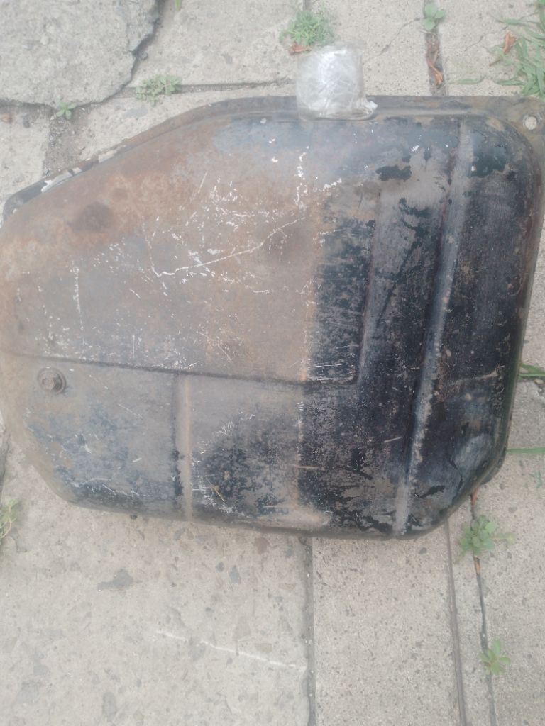 Продам бензобак б у ваз 2104 целый. цена 2.500.т руб. тел +79493918856.головка ваз 2105рабочяя с крышкой в месте цена 15 т руб - фотография - 5