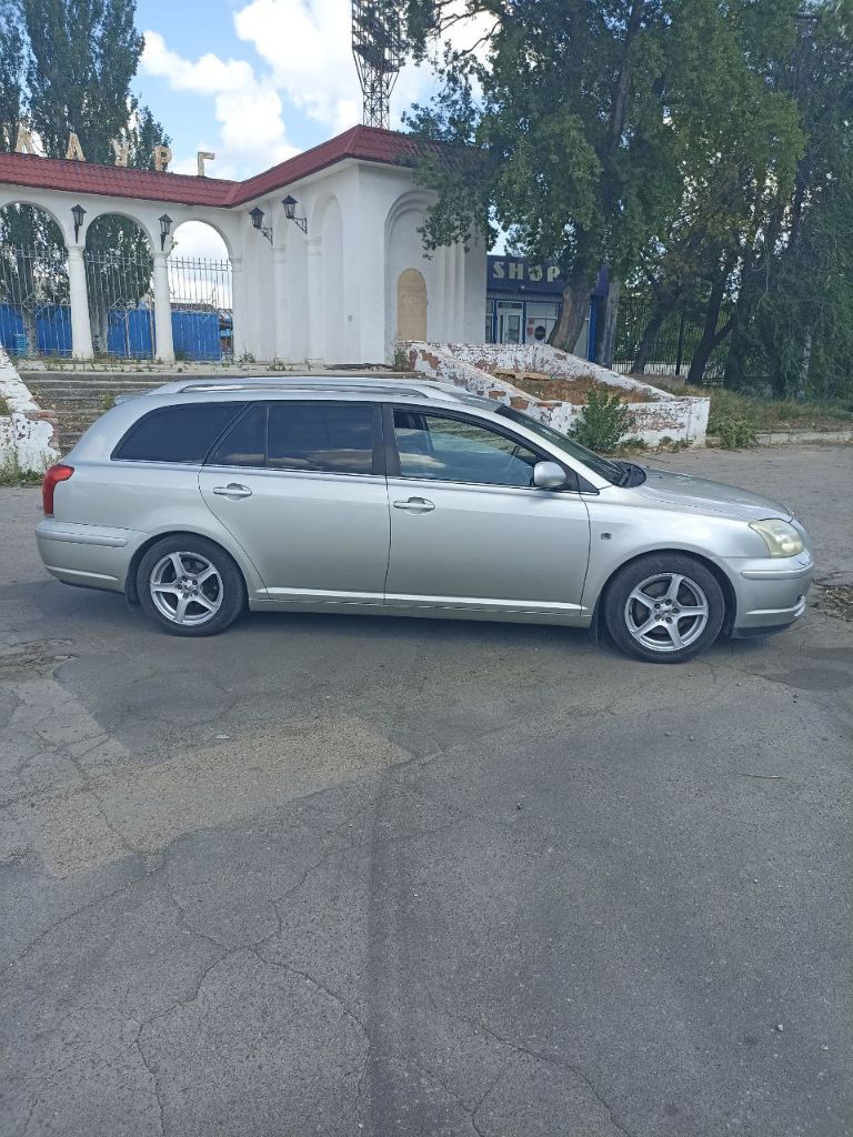 Продам toyota avensis 2,4 автомат в кузове универсал 2004 г. в. отличное состояние для своего возраста! пробег — 282 тыс. км, но машина в полном порядке: двигатель после капремонта (пробег после ремонта — всего 10 тыс. км). произведен капитальный ремонт генератора, заменён радиатор. кузов в хорошем состоянии, автомобиль без дтп. комплектация на уровне: кожаный салон, подогрев сидений, электростеклоподъёмники (4 шт. ), электроскладывание зеркал, 2-зонный климат-контроль, датчик дождя и т. д. дополнительно с авто отдам: зимнюю резину (в хорошем состоянии), моторное масло, фильтр и новые передние колодки. машина на увереном ходу. цена 750 000 руб. , торг только у капота. мой номер +79494901802 эдуард. звоните, отвечу на все интересующие вопросы. - фотография - 2