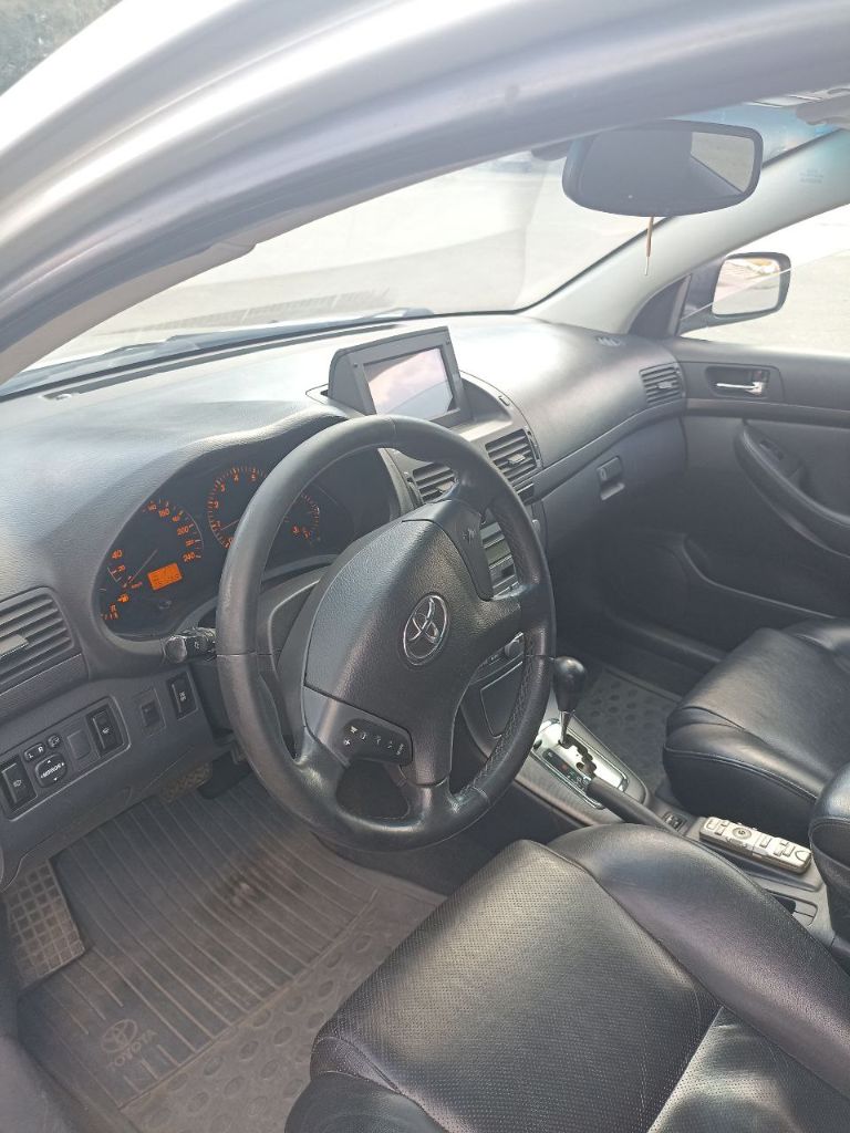 Продам toyota avensis 2,4 автомат в кузове универсал 2004 г. в. отличное состояние для своего возраста! пробег — 282 тыс. км, но машина в полном порядке: двигатель после капремонта (пробег после ремонта — всего 10 тыс. км). произведен капитальный ремонт генератора, заменён радиатор. кузов в хорошем состоянии, автомобиль без дтп. комплектация на уровне: кожаный салон, подогрев сидений, электростеклоподъёмники (4 шт. ), электроскладывание зеркал, 2-зонный климат-контроль, датчик дождя и т. д. дополнительно с авто отдам: зимнюю резину (в хорошем состоянии), моторное масло, фильтр и новые передние колодки. машина на увереном ходу. цена 750 000 руб. , торг только у капота. мой номер +79494901802 эдуард. звоните, отвечу на все интересующие вопросы. - фотография - 6