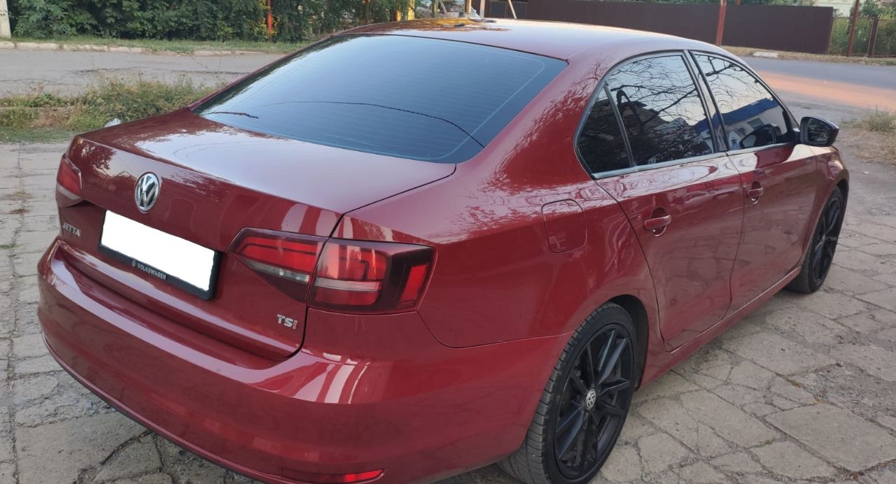 Срочно продам volkswagen jetta, 2016 года. объем 1,4, кпп - автомат 6-ти ступенчатый, обычный, не dsg, цена 1,140 млн. руб. , торг. пробег 114 тыс. км. салон в хорошем состоянии, кондиционер, камера заднего вида, авто очень экономичен, электростеклоподъемники, подогрев заднего стекла, магнитола, новая резина, детально по телефону +79493202480, +79493560528 - фотография - 6