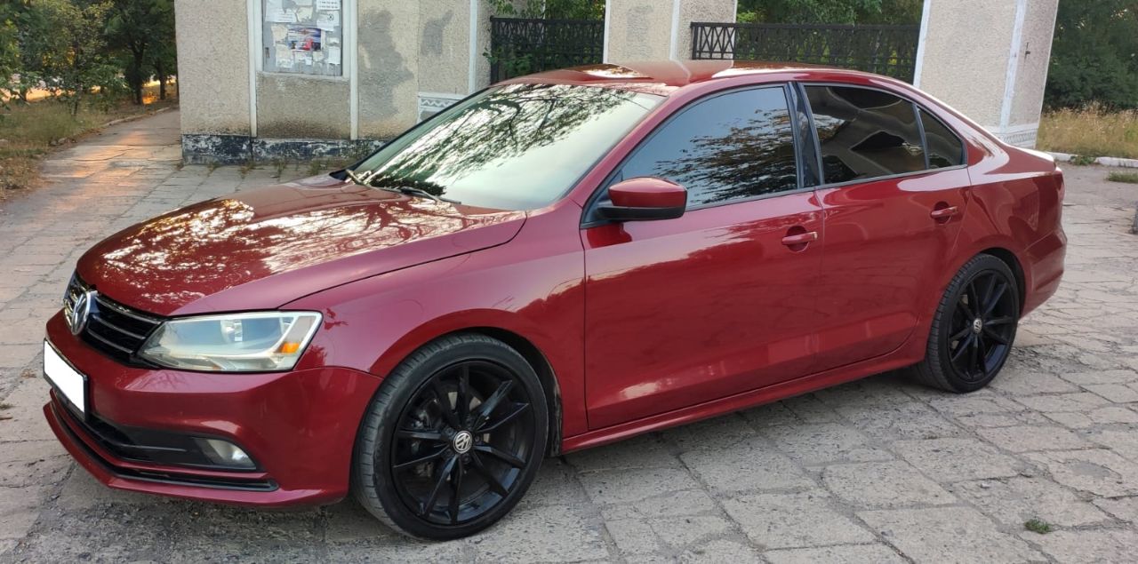 Срочно продам volkswagen jetta, 2016 года. объем 1,4, кпп - автомат 6-ти ступенчатый, обычный, не dsg, цена 1,140 млн. руб. , торг. пробег 114 тыс. км. салон в хорошем состоянии, кондиционер, камера заднего вида, авто очень экономичен, электростеклоподъемники, подогрев заднего стекла, магнитола, новая резина, детально по телефону +79493202480, +79493560528 - фотография - 4