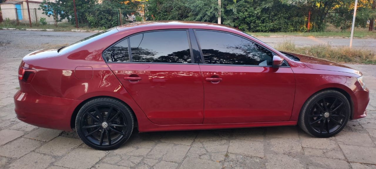 Срочно продам volkswagen jetta, 2016 года. объем 1,4, кпп - автомат 6-ти ступенчатый, обычный, не dsg, цена 1,140 млн. руб. , торг. пробег 114 тыс. км. салон в хорошем состоянии, кондиционер, камера заднего вида, авто очень экономичен, электростеклоподъемники, подогрев заднего стекла, магнитола, новая резина, детально по телефону +79493202480, +79493560528 - фотография - 5