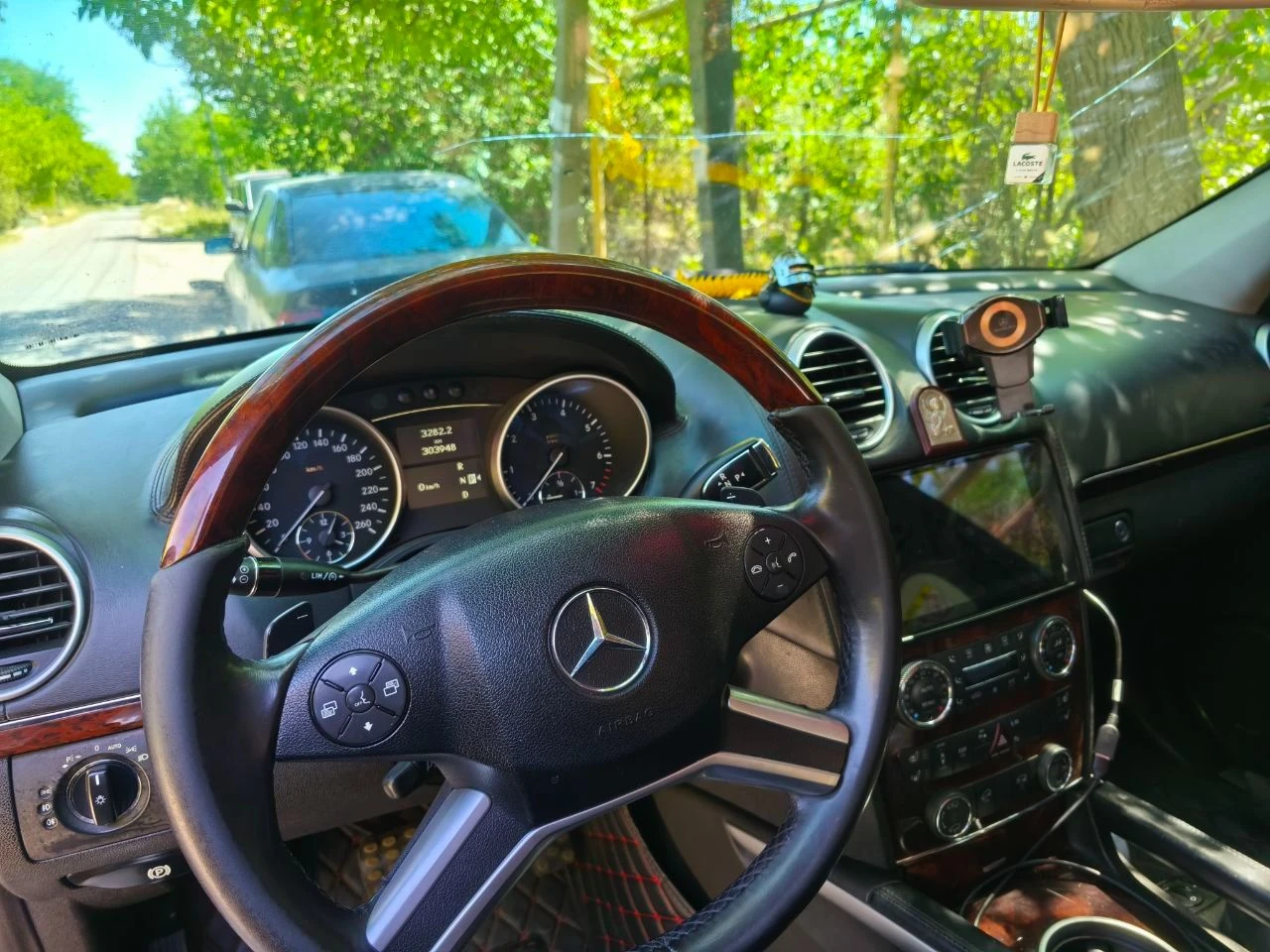 Срочно продаётся хороший семейный автомобиль. mercedes gl 500, 2008 года в рестайлинге, бензиновый двигатель v5.полностью на ходу. осмотр в донецке. возможен небольшой торг +79496288575 - фотография - 3