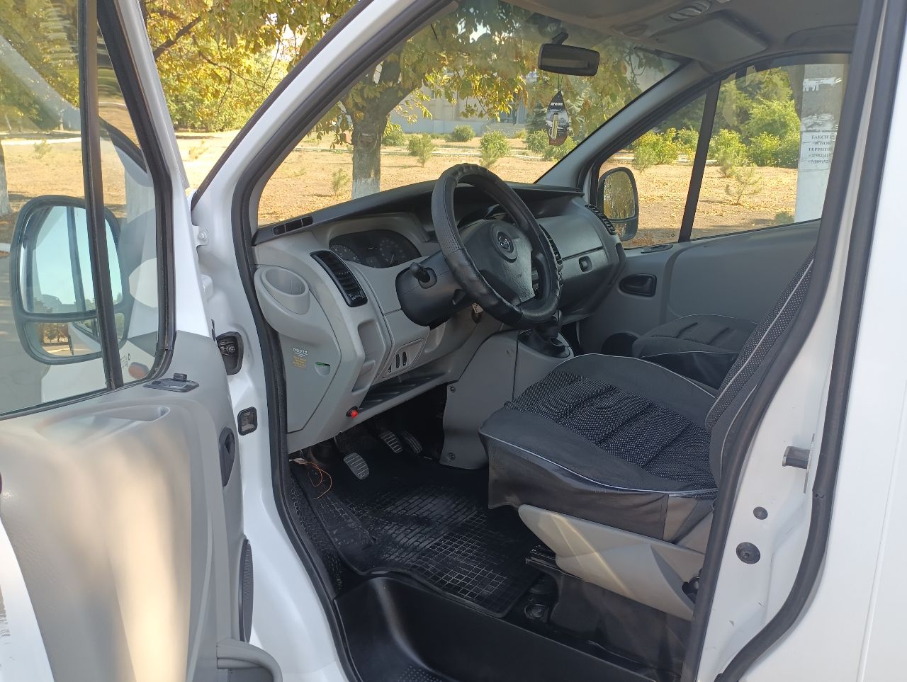 Продам буса в хорошем состоянии, опель виваро,2006 года пасажир 7+1.9 дизель, машина обслужена и готова работать ехать на любые расстояния, новое масло в двигателе новые фарсунки, двигатель работает идеально, не каптит не дымит, коробка 6 ступка без вопросов, ходовая на отлично, кузов весь целый оцинкованный, два комплекта резины зима лето, салон ухоженный, комплектация гур, электоростеклоподъёмники, кондёр, подогрев передних сидений, электро зеркала, по документам оформлена на 5 лет дорогая страховка может по ней ездить каждый водитель, цена 1 🍋 150 торг уместен. +79497132180 - фотография - 10