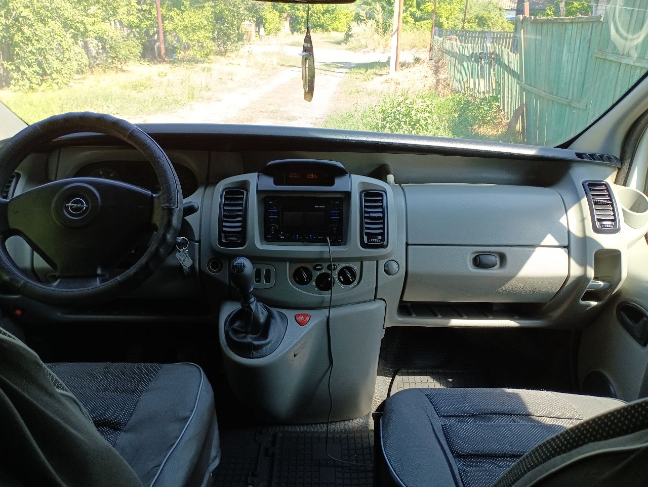 Продам буса в хорошем состоянии, опель виваро,2006 года пасажир 7+1.9 дизель, машина обслужена и готова работать ехать на любые расстояния, новое масло в двигателе новые фарсунки, двигатель работает идеально, не каптит не дымит, коробка 6 ступка без вопросов, ходовая на отлично, кузов весь целый оцинкованный, два комплекта резины зима лето, салон ухоженный, комплектация гур, электоростеклоподъёмники, кондёр, подогрев передних сидений, электро зеркала, по документам оформлена на 5 лет дорогая страховка может по ней ездить каждый водитель, цена 1 🍋 150 торг уместен. +79497132180 - фотография - 11