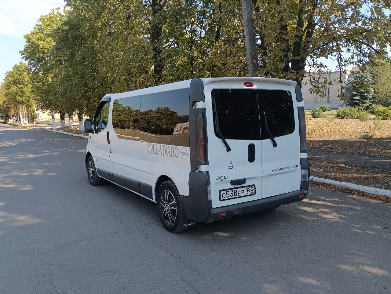 Продам буса в хорошем состоянии, опель виваро,2006 года пасажир 7+1.9 дизель, машина обслужена и готова работать ехать на любые расстояния, новое масло в двигателе новые фарсунки, двигатель работает идеально, не каптит не дымит, коробка 6 ступка без вопросов, ходовая на отлично, кузов весь целый оцинкованный, два комплекта резины зима лето, салон ухоженный, комплектация гур, электоростеклоподъёмники, кондёр, подогрев передних сидений, электро зеркала, по документам оформлена на 5 лет дорогая страховка может по ней ездить каждый водитель, цена 1 🍋 150 торг уместен. +79497132180 - фотография - 4