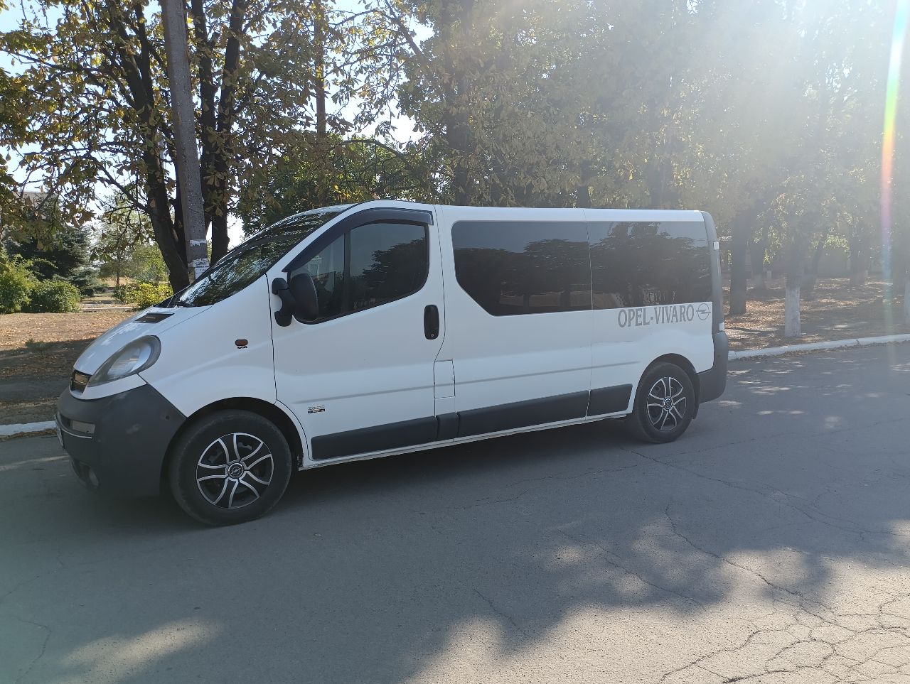 Продам буса в хорошем состоянии, опель виваро,2006 года пасажир 7+1.9 дизель, машина обслужена и готова работать ехать на любые расстояния, новое масло в двигателе новые фарсунки, двигатель работает идеально, не каптит не дымит, коробка 6 ступка без вопросов, ходовая на отлично, кузов весь целый оцинкованный, два комплекта резины зима лето, салон ухоженный, комплектация гур, электоростеклоподъёмники, кондёр, подогрев передних сидений, электро зеркала, по документам оформлена на 5 лет дорогая страховка может по ней ездить каждый водитель, цена 1 🍋 150 торг уместен. +79497132180 - фотография - 5