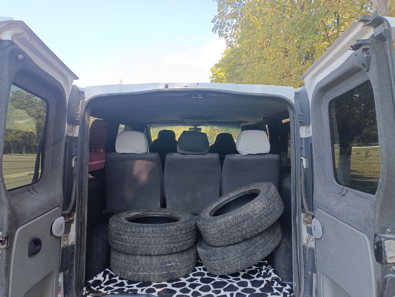 Продам буса в хорошем состоянии, опель виваро,2006 года пасажир 7+1.9 дизель, машина обслужена и готова работать ехать на любые расстояния, новое масло в двигателе новые фарсунки, двигатель работает идеально, не каптит не дымит, коробка 6 ступка без вопросов, ходовая на отлично, кузов весь целый оцинкованный, два комплекта резины зима лето, салон ухоженный, комплектация гур, электоростеклоподъёмники, кондёр, подогрев передних сидений, электро зеркала, по документам оформлена на 5 лет дорогая страховка может по ней ездить каждый водитель, цена 1 🍋 150 торг уместен. +79497132180 - фотография - 15