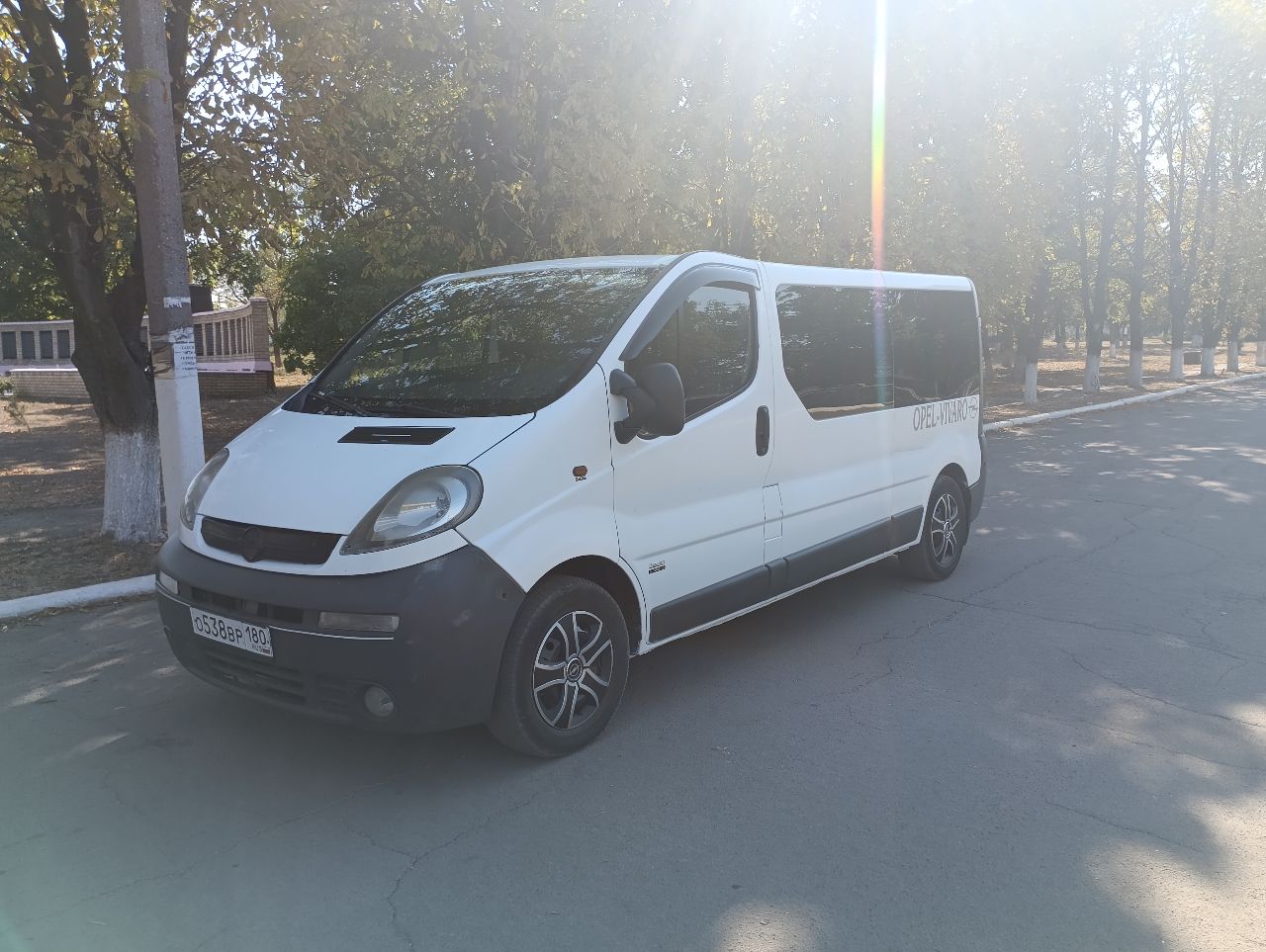 Продам буса в хорошем состоянии, опель виваро,2006 года пасажир 7+1.9 дизель, машина обслужена и готова работать ехать на любые расстояния, новое масло в двигателе новые фарсунки, двигатель работает идеально, не каптит не дымит, коробка 6 ступка без вопросов, ходовая на отлично, кузов весь целый оцинкованный, два комплекта резины зима лето, салон ухоженный, комплектация гур, электоростеклоподъёмники, кондёр, подогрев передних сидений, электро зеркала, по документам оформлена на 5 лет дорогая страховка может по ней ездить каждый водитель, цена 1 🍋 150 торг уместен. +79497132180 - фотография - 7