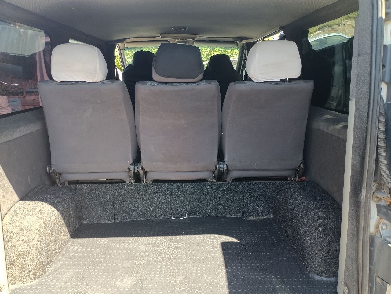 Продам буса в хорошем состоянии, опель виваро,2006 года пасажир 7+1.9 дизель, машина обслужена и готова работать ехать на любые расстояния, новое масло в двигателе новые фарсунки, двигатель работает идеально, не каптит не дымит, коробка 6 ступка без вопросов, ходовая на отлично, кузов весь целый оцинкованный, два комплекта резины зима лето, салон ухоженный, комплектация гур, электоростеклоподъёмники, кондёр, подогрев передних сидений, электро зеркала, по документам оформлена на 5 лет дорогая страховка может по ней ездить каждый водитель, цена 1 🍋 150 торг уместен. +79497132180 - фотография - 14