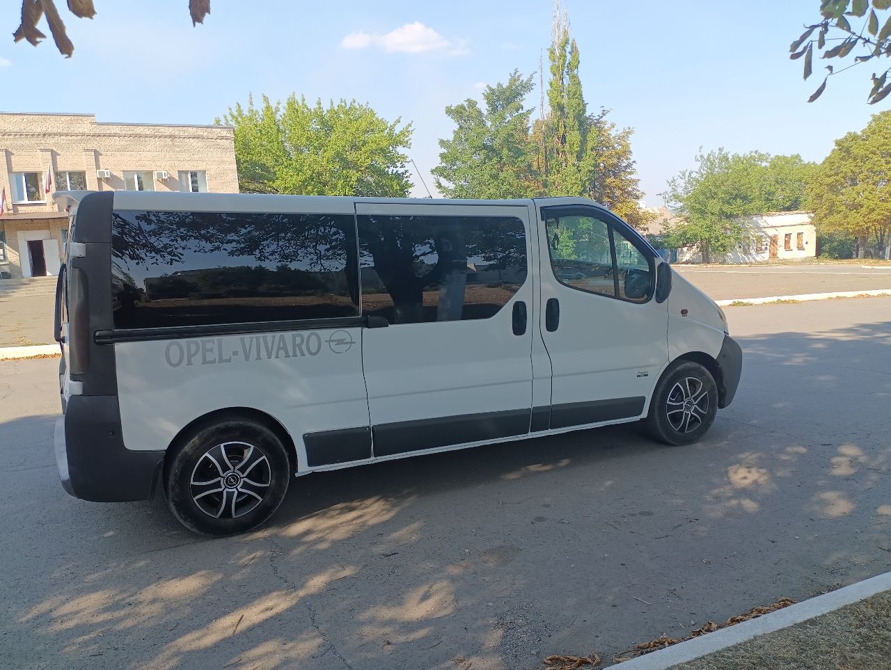 Продам буса в хорошем состоянии, опель виваро,2006 года пасажир 7+1.9 дизель, машина обслужена и готова работать ехать на любые расстояния, новое масло в двигателе новые фарсунки, двигатель работает идеально, не каптит не дымит, коробка 6 ступка без вопросов, ходовая на отлично, кузов весь целый оцинкованный, два комплекта резины зима лето, салон ухоженный, комплектация гур, электоростеклоподъёмники, кондёр, подогрев передних сидений, электро зеркала, по документам оформлена на 5 лет дорогая страховка может по ней ездить каждый водитель, цена 1 🍋 150 торг уместен. +79497132180 - фотография - 2