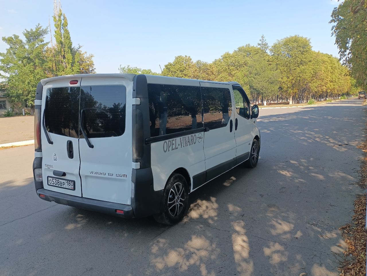 Продам буса в хорошем состоянии, опель виваро,2006 года пасажир 7+1.9 дизель, машина обслужена и готова работать ехать на любые расстояния, новое масло в двигателе новые фарсунки, двигатель работает идеально, не каптит не дымит, коробка 6 ступка без вопросов, ходовая на отлично, кузов весь целый оцинкованный, два комплекта резины зима лето, салон ухоженный, комплектация гур, электоростеклоподъёмники, кондёр, подогрев передних сидений, электро зеркала, по документам оформлена на 5 лет дорогая страховка может по ней ездить каждый водитель, цена 1 🍋 150 торг уместен. +79497132180 - фотография - 3