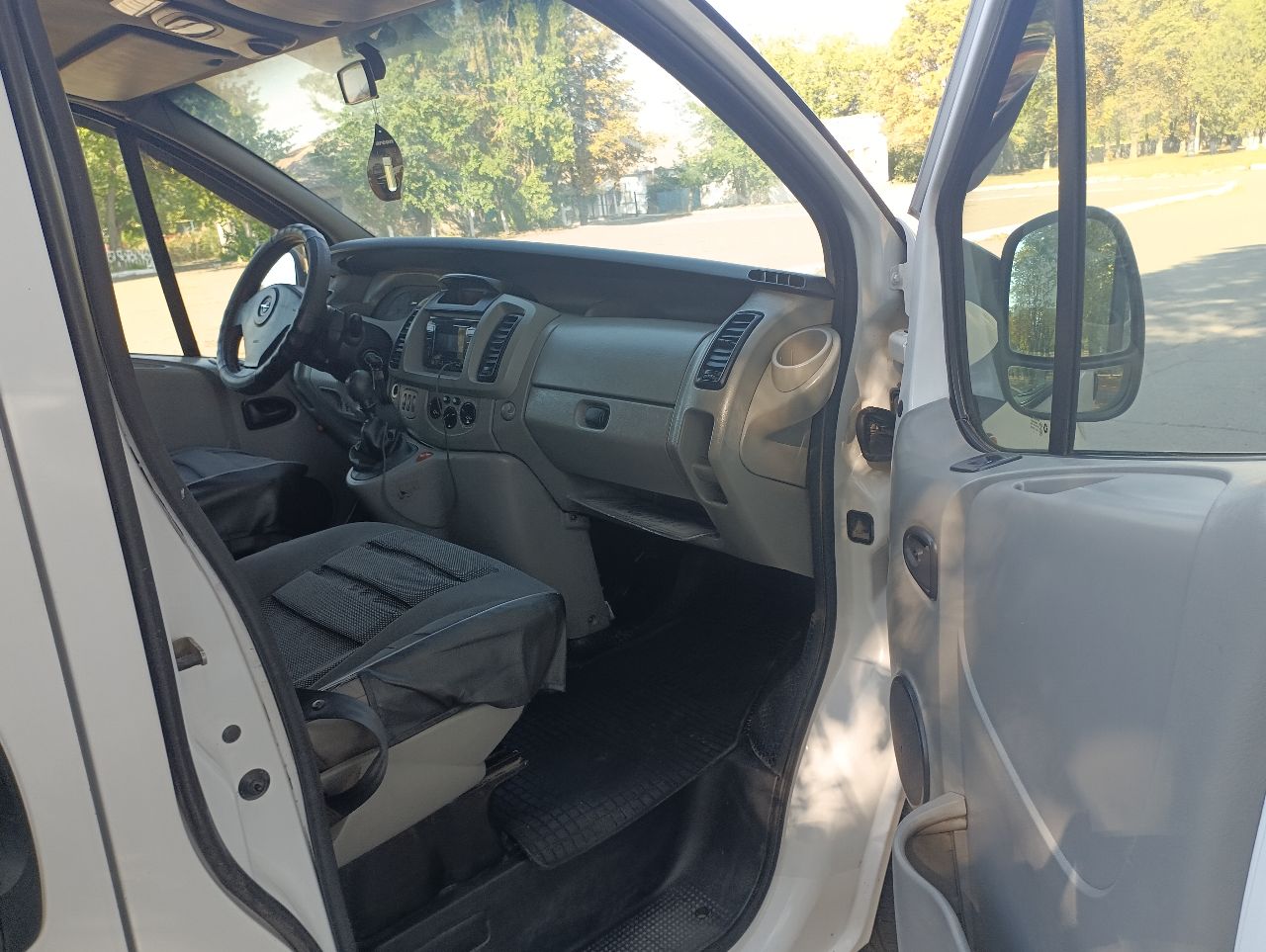 Продам буса в хорошем состоянии, опель виваро,2006 года пасажир 7+1.9 дизель, машина обслужена и готова работать ехать на любые расстояния, новое масло в двигателе новые фарсунки, двигатель работает идеально, не каптит не дымит, коробка 6 ступка без вопросов, ходовая на отлично, кузов весь целый оцинкованный, два комплекта резины зима лето, салон ухоженный, комплектация гур, электоростеклоподъёмники, кондёр, подогрев передних сидений, электро зеркала, по документам оформлена на 5 лет дорогая страховка может по ней ездить каждый водитель, цена 1 🍋 150 торг уместен. +79497132180 - фотография - 9