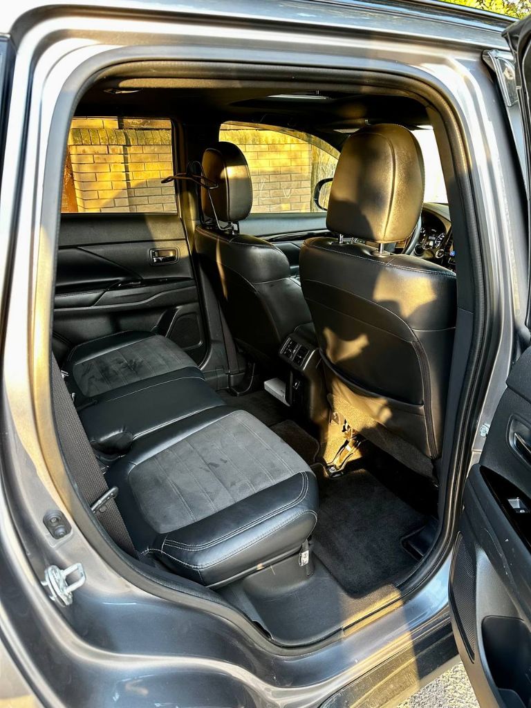 Продам mitsubishi outlander, 12/2018, 2.4 л. , полный привод. машина своевременно обслуживалась. есть все выписки с сто с момента пригона. дополнительно установлена мультимедийная система teyes cc3 2k 6/128гб 9 дюймов c системой кругового обзора и камерами 360. выполнена профессиональная шумо и виброизоляция дверей и капота. штатные динамики заменены на урал-74с. м. установлены led противотуманные фары с переключением на дальний свет. в прошлом году произведена антикоррозийная обработка кузова. автомобиль оснащен всеми удобствами для привередливого автолюбителя: датчики слепых зон, люк, комбинированный салон из кожи и алькантары, черный потолок, датчики давления шин, 3 ряд сидений. реальному покупателю отдам комплект зимней резины (использовалась 1 сезон) bridgestone blizzak dm-v3. пробег: 97 300 км. тел/tg: +79492103818 цена: 2 100 000 рублей. - фотография - 6