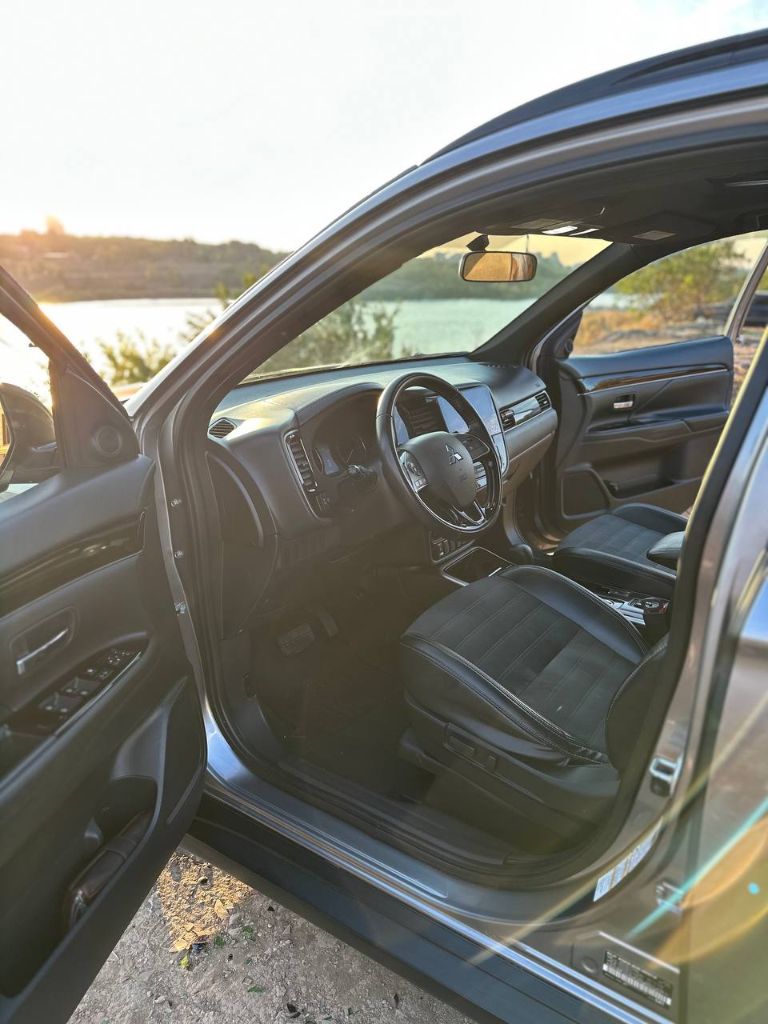 Продам mitsubishi outlander, 12/2018, 2.4 л. , полный привод. машина своевременно обслуживалась. есть все выписки с сто с момента пригона. дополнительно установлена мультимедийная система teyes cc3 2k 6/128гб 9 дюймов c системой кругового обзора и камерами 360. выполнена профессиональная шумо и виброизоляция дверей и капота. штатные динамики заменены на урал-74с. м. установлены led противотуманные фары с переключением на дальний свет. в прошлом году произведена антикоррозийная обработка кузова. автомобиль оснащен всеми удобствами для привередливого автолюбителя: датчики слепых зон, люк, комбинированный салон из кожи и алькантары, черный потолок, датчики давления шин, 3 ряд сидений. реальному покупателю отдам комплект зимней резины (использовалась 1 сезон) bridgestone blizzak dm-v3. пробег: 97 300 км. тел/tg: +79492103818 цена: 2 100 000 рублей. - фотография - 5