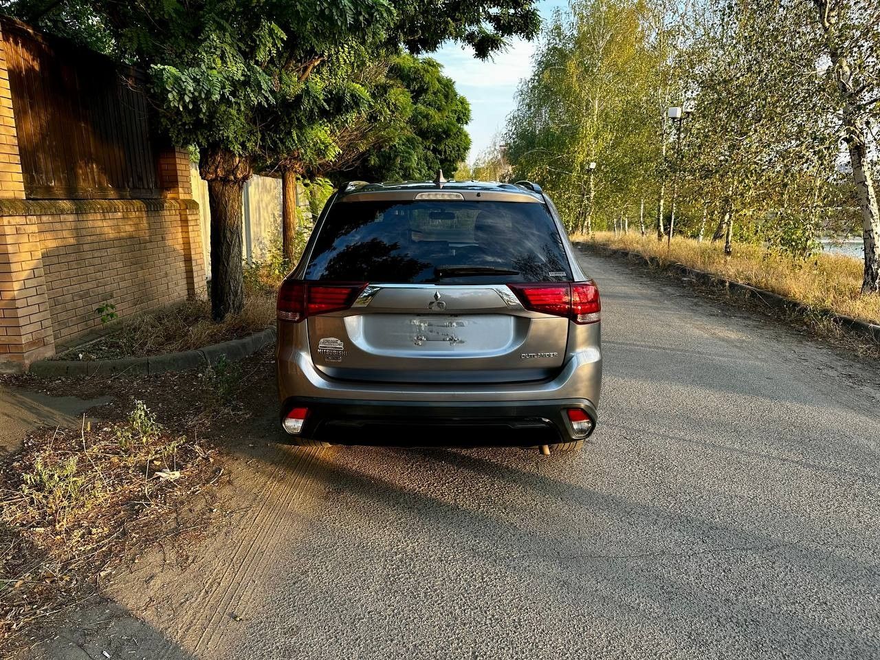 Продам mitsubishi outlander, 12/2018, 2.4 л. , полный привод. машина своевременно обслуживалась. есть все выписки с сто с момента пригона. дополнительно установлена мультимедийная система teyes cc3 2k 6/128гб 9 дюймов c системой кругового обзора и камерами 360. выполнена профессиональная шумо и виброизоляция дверей и капота. штатные динамики заменены на урал-74с. м. установлены led противотуманные фары с переключением на дальний свет. в прошлом году произведена антикоррозийная обработка кузова. автомобиль оснащен всеми удобствами для привередливого автолюбителя: датчики слепых зон, люк, комбинированный салон из кожи и алькантары, черный потолок, датчики давления шин, 3 ряд сидений. реальному покупателю отдам комплект зимней резины (использовалась 1 сезон) bridgestone blizzak dm-v3. пробег: 97 300 км. тел/tg: +79492103818 цена: 2 100 000 рублей. - фотография - 3