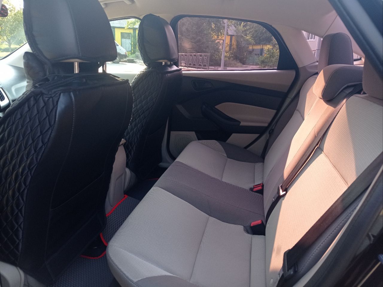 Автомобиль в донецке (днр). ford focus iii, 2012, объём 2,0л, бензин, акп, пробег 204000. только в хорошие руки, в пользовании 7 лет. всегда обслуживалась с любовью у профессионального мастера с золотыми руками. по происхождению американка, не была подвержена ударам, в родном окрасе, без ржавчины, есть небольшие царапины на заднем правом крыле, видны на фото, поцарапали на парковке. на быстрый, лёгкий, динамичный ход не влияет. полностью обслужена, за период пользования ни разу не доливала масло, двигатель в идеальном состоянии. была произведена замена: топливная станция (2020г. ); сцепление (175.000км); рулевая рейка (200 000). коробка идеальна, замена масла каждые 50 тысяч. имеется подтверждающая документация. передние фары заменены в 2023г. (имеются оригинальные - отдам в подарок, исправны, под шлифовку). оптика хорошая, на дальний свет установлены led. в 2024 году установлена новая магнитола (android), камера заднего вида. круиз контроль. чистый светлый салон. передние сиденья в vip чехлах. свежие коврики. просторный багажник. цена 1 000 000 руб. цену считаю объективной. быстрым будут подарки (зимняя резина, новые колодки, топливная станция б/у в рабочем состоянии, может ещё что-то вспомню). причина продажи - купила машину повыше. +7-918-572-90-27 (тлг) - фотография - 2