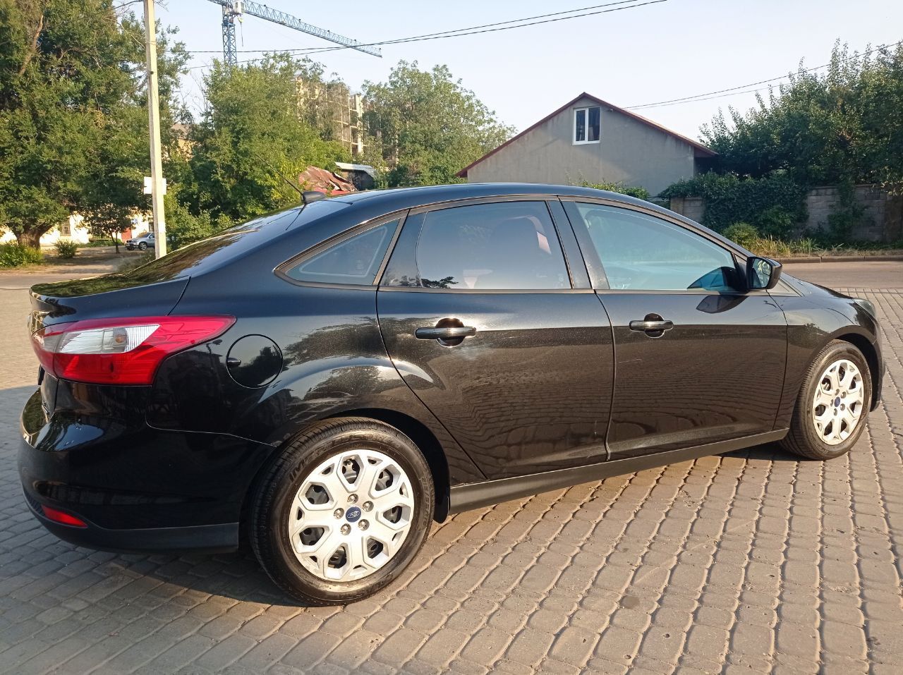 Автомобиль в донецке (днр). ford focus iii, 2012, объём 2,0л, бензин, акп, пробег 204000. только в хорошие руки, в пользовании 7 лет. всегда обслуживалась с любовью у профессионального мастера с золотыми руками. по происхождению американка, не была подвержена ударам, в родном окрасе, без ржавчины, есть небольшие царапины на заднем правом крыле, видны на фото, поцарапали на парковке. на быстрый, лёгкий, динамичный ход не влияет. полностью обслужена, за период пользования ни разу не доливала масло, двигатель в идеальном состоянии. была произведена замена: топливная станция (2020г. ); сцепление (175.000км); рулевая рейка (200 000). коробка идеальна, замена масла каждые 50 тысяч. имеется подтверждающая документация. передние фары заменены в 2023г. (имеются оригинальные - отдам в подарок, исправны, под шлифовку). оптика хорошая, на дальний свет установлены led. в 2024 году установлена новая магнитола (android), камера заднего вида. круиз контроль. чистый светлый салон. передние сиденья в vip чехлах. свежие коврики. просторный багажник. цена 1 000 000 руб. цену считаю объективной. быстрым будут подарки (зимняя резина, новые колодки, топливная станция б/у в рабочем состоянии, может ещё что-то вспомню). причина продажи - купила машину повыше. +7-918-572-90-27 (тлг) - фотография - 10