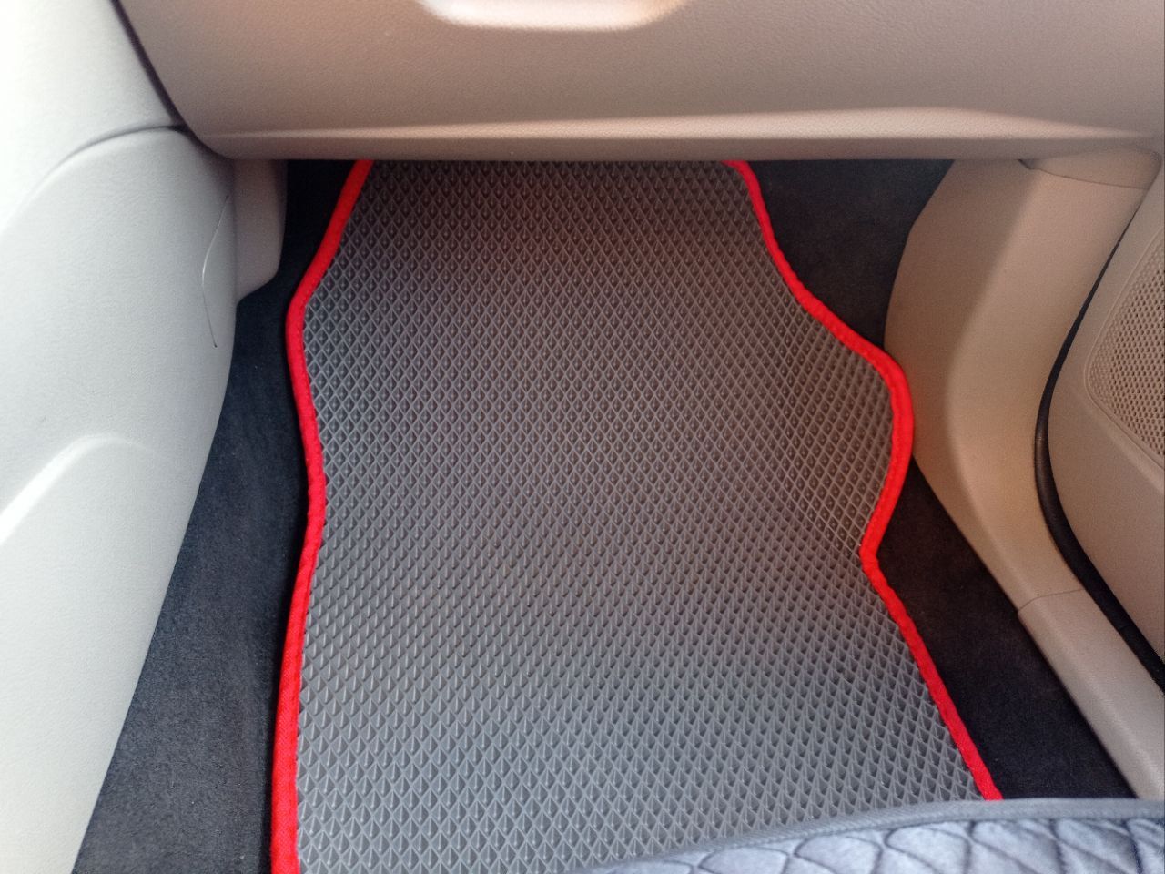 Автомобиль в донецке (днр). ford focus iii, 2012, объём 2,0л, бензин, акп, пробег 204000. только в хорошие руки, в пользовании 7 лет. всегда обслуживалась с любовью у профессионального мастера с золотыми руками. по происхождению американка, не была подвержена ударам, в родном окрасе, без ржавчины, есть небольшие царапины на заднем правом крыле, видны на фото, поцарапали на парковке. на быстрый, лёгкий, динамичный ход не влияет. полностью обслужена, за период пользования ни разу не доливала масло, двигатель в идеальном состоянии. была произведена замена: топливная станция (2020г. ); сцепление (175.000км); рулевая рейка (200 000). коробка идеальна, замена масла каждые 50 тысяч. имеется подтверждающая документация. передние фары заменены в 2023г. (имеются оригинальные - отдам в подарок, исправны, под шлифовку). оптика хорошая, на дальний свет установлены led. в 2024 году установлена новая магнитола (android), камера заднего вида. круиз контроль. чистый светлый салон. передние сиденья в vip чехлах. свежие коврики. просторный багажник. цена 1 000 000 руб. цену считаю объективной. быстрым будут подарки (зимняя резина, новые колодки, топливная станция б/у в рабочем состоянии, может ещё что-то вспомню). причина продажи - купила машину повыше. +7-918-572-90-27 (тлг) - фотография - 7