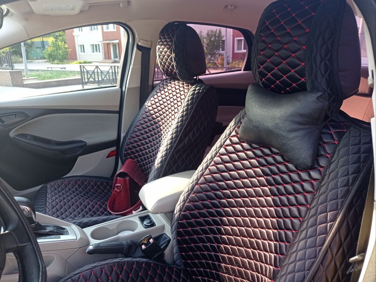 Автомобиль в донецке (днр). ford focus iii, 2012, объём 2,0л, бензин, акп, пробег 204000. только в хорошие руки, в пользовании 7 лет. всегда обслуживалась с любовью у профессионального мастера с золотыми руками. по происхождению американка, не была подвержена ударам, в родном окрасе, без ржавчины, есть небольшие царапины на заднем правом крыле, видны на фото, поцарапали на парковке. на быстрый, лёгкий, динамичный ход не влияет. полностью обслужена, за период пользования ни разу не доливала масло, двигатель в идеальном состоянии. была произведена замена: топливная станция (2020г. ); сцепление (175.000км); рулевая рейка (200 000). коробка идеальна, замена масла каждые 50 тысяч. имеется подтверждающая документация. передние фары заменены в 2023г. (имеются оригинальные - отдам в подарок, исправны, под шлифовку). оптика хорошая, на дальний свет установлены led. в 2024 году установлена новая магнитола (android), камера заднего вида. круиз контроль. чистый светлый салон. передние сиденья в vip чехлах. свежие коврики. просторный багажник. цена 1 000 000 руб. цену считаю объективной. быстрым будут подарки (зимняя резина, новые колодки, топливная станция б/у в рабочем состоянии, может ещё что-то вспомню). причина продажи - купила машину повыше. +7-918-572-90-27 (тлг) - фотография - 19