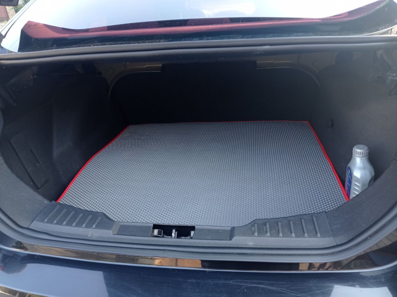 Автомобиль в донецке (днр). ford focus iii, 2012, объём 2,0л, бензин, акп, пробег 204000. только в хорошие руки, в пользовании 7 лет. всегда обслуживалась с любовью у профессионального мастера с золотыми руками. по происхождению американка, не была подвержена ударам, в родном окрасе, без ржавчины, есть небольшие царапины на заднем правом крыле, видны на фото, поцарапали на парковке. на быстрый, лёгкий, динамичный ход не влияет. полностью обслужена, за период пользования ни разу не доливала масло, двигатель в идеальном состоянии. была произведена замена: топливная станция (2020г. ); сцепление (175.000км); рулевая рейка (200 000). коробка идеальна, замена масла каждые 50 тысяч. имеется подтверждающая документация. передние фары заменены в 2023г. (имеются оригинальные - отдам в подарок, исправны, под шлифовку). оптика хорошая, на дальний свет установлены led. в 2024 году установлена новая магнитола (android), камера заднего вида. круиз контроль. чистый светлый салон. передние сиденья в vip чехлах. свежие коврики. просторный багажник. цена 1 000 000 руб. цену считаю объективной. быстрым будут подарки (зимняя резина, новые колодки, топливная станция б/у в рабочем состоянии, может ещё что-то вспомню). причина продажи - купила машину повыше. +7-918-572-90-27 (тлг) - фотография - 15