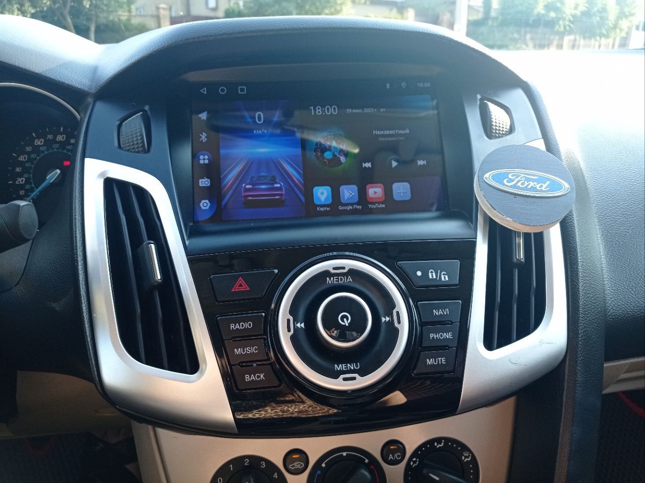 Автомобиль в донецке (днр). ford focus iii, 2012, объём 2,0л, бензин, акп, пробег 204000. только в хорошие руки, в пользовании 7 лет. всегда обслуживалась с любовью у профессионального мастера с золотыми руками. по происхождению американка, не была подвержена ударам, в родном окрасе, без ржавчины, есть небольшие царапины на заднем правом крыле, видны на фото, поцарапали на парковке. на быстрый, лёгкий, динамичный ход не влияет. полностью обслужена, за период пользования ни разу не доливала масло, двигатель в идеальном состоянии. была произведена замена: топливная станция (2020г. ); сцепление (175.000км); рулевая рейка (200 000). коробка идеальна, замена масла каждые 50 тысяч. имеется подтверждающая документация. передние фары заменены в 2023г. (имеются оригинальные - отдам в подарок, исправны, под шлифовку). оптика хорошая, на дальний свет установлены led. в 2024 году установлена новая магнитола (android), камера заднего вида. круиз контроль. чистый светлый салон. передние сиденья в vip чехлах. свежие коврики. просторный багажник. цена 1 000 000 руб. цену считаю объективной. быстрым будут подарки (зимняя резина, новые колодки, топливная станция б/у в рабочем состоянии, может ещё что-то вспомню). причина продажи - купила машину повыше. +7-918-572-90-27 (тлг) - фотография - 17