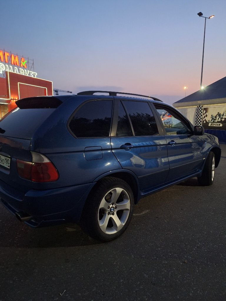 Bmw x5 3.0 пробег : 392.000км цена : 870.000 год: 2002 номер телефона : +79493528950 место осмотра : донецк и могу выехать в ростов продаю х5, хочу себе седан. .. мотор обслужил(писать много расскажу по телефону), акпп обслужил, ходовая нормально (стучит передняя левая опора амортизатора) и сделать развал-схождение ! стоят bi-led и led глазки (светят ярко). андроид магнитола люк работает во всех положениях, дренкжи почищены (не течет) тормоза обслужены, на приборке горит brake, сзади нет датчика износа колодок(не поставил) состояние сел и поехал ! подробно по телефону - фотография - 2