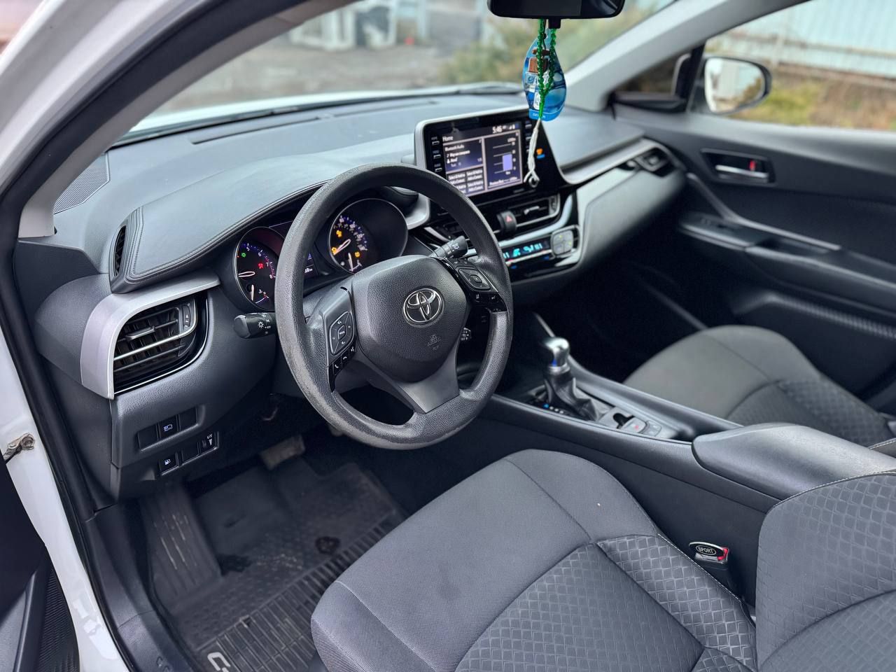 Продам toyota c-hr✅ собственник 2020 год пробег 61 000 км 1 хозяин в птс 2 литра бензин комплектация 🔥🔥🔥двухзонный климат-контроль, электро усилитель руля, камера заднего вида, abs, ebd, esp, системы bsm, rcta, airbag, мультируль, адаптивный круиз контроль, удержание в полосе, дистроник, датчик сближения, датчики слепых зон, hold режим, 3 режима вождения, противотуманные фары, датчик света, 4 стеклоподъемника, электроподогрев зеркал, обогрев заднего стекла, штатная сенсорная мультимедиа с bluetooth, carplay, usb, aux, авто в хорошем состоянии отличная музыка цена 2 200 000 тел: +7 (949) 635-01-10 - фотография - 9